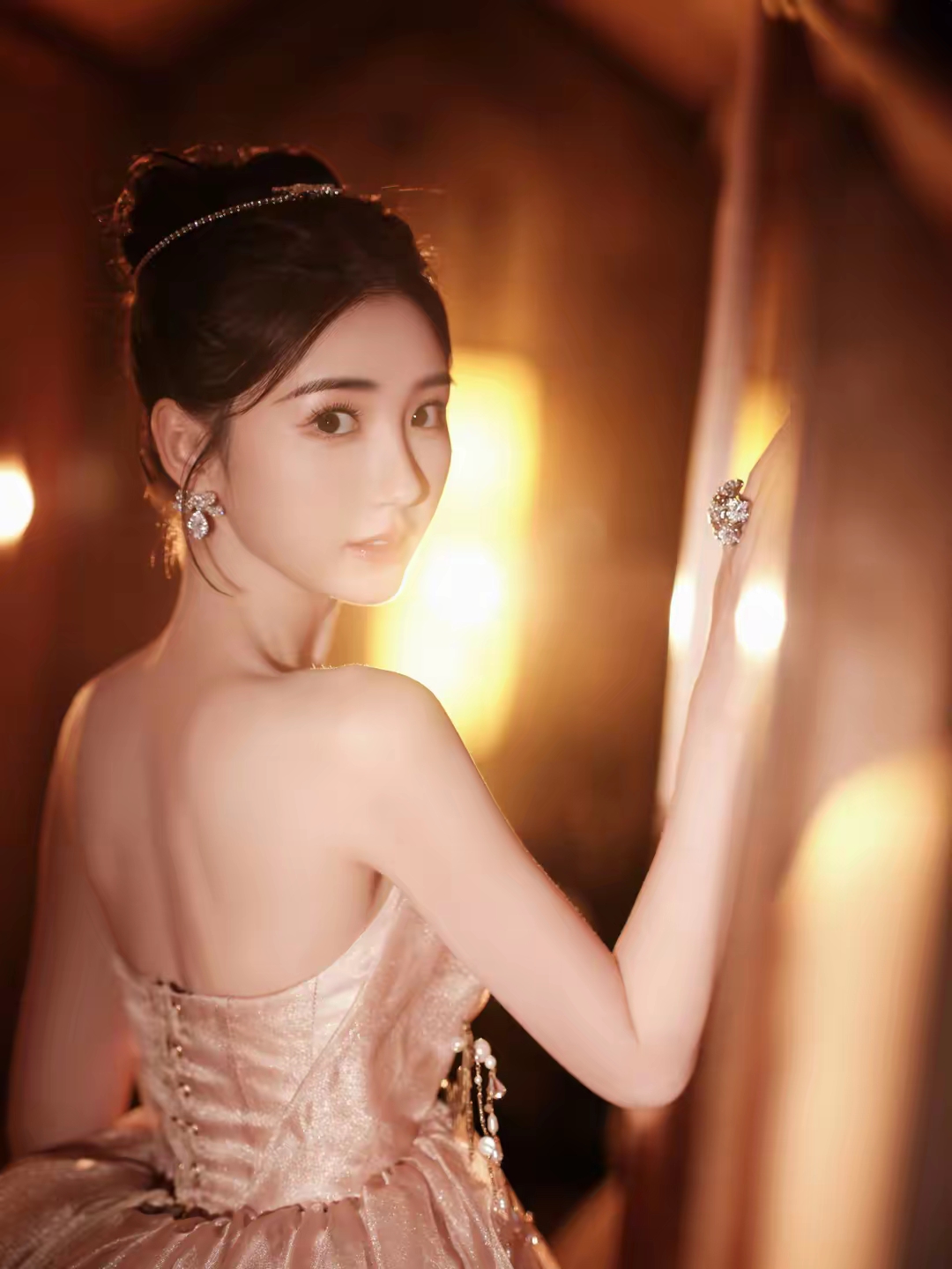毛晓彤香槟色的抹胸蓬蓬公主裙写真插图4