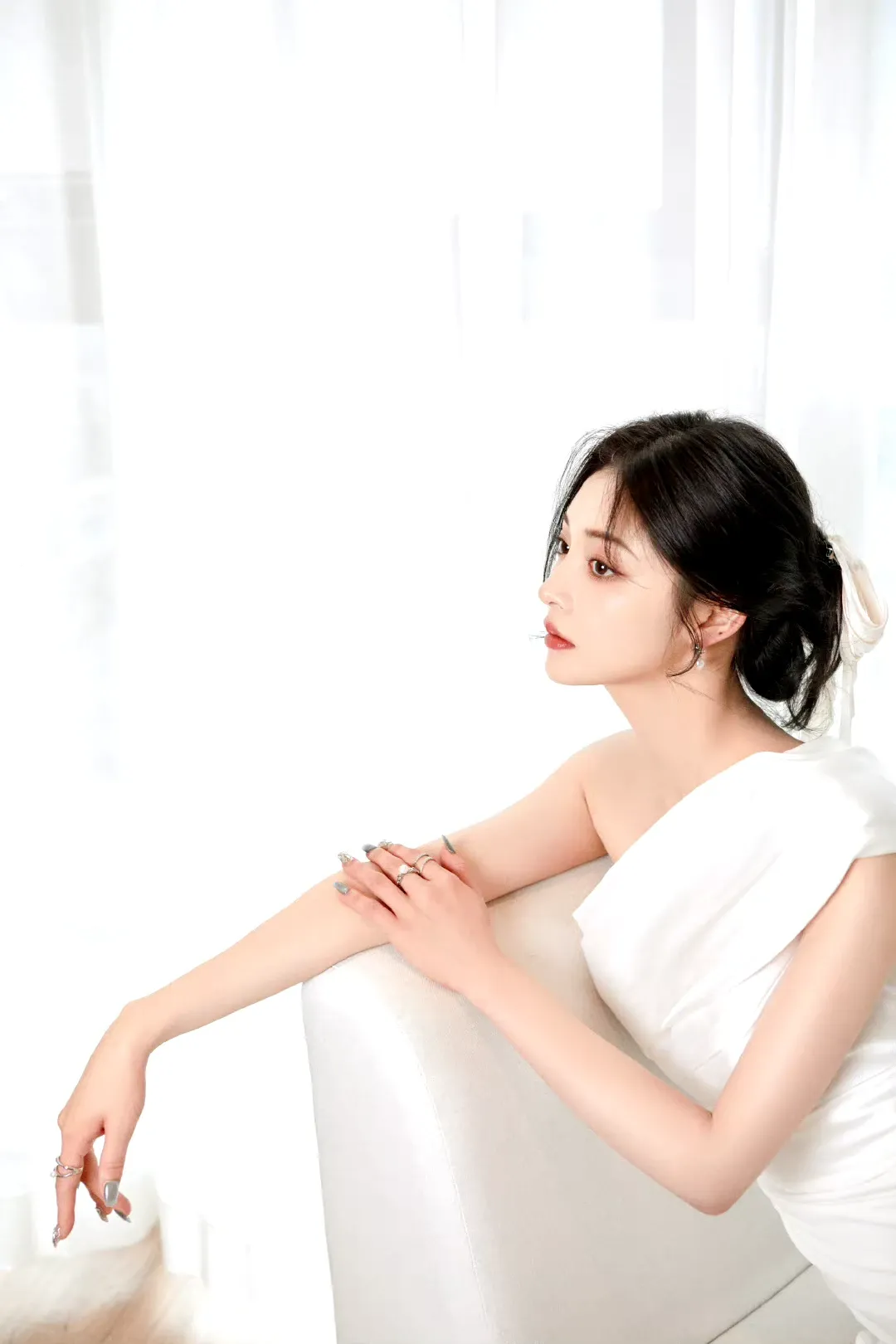 周洁琼白色露肩裙写真插图8