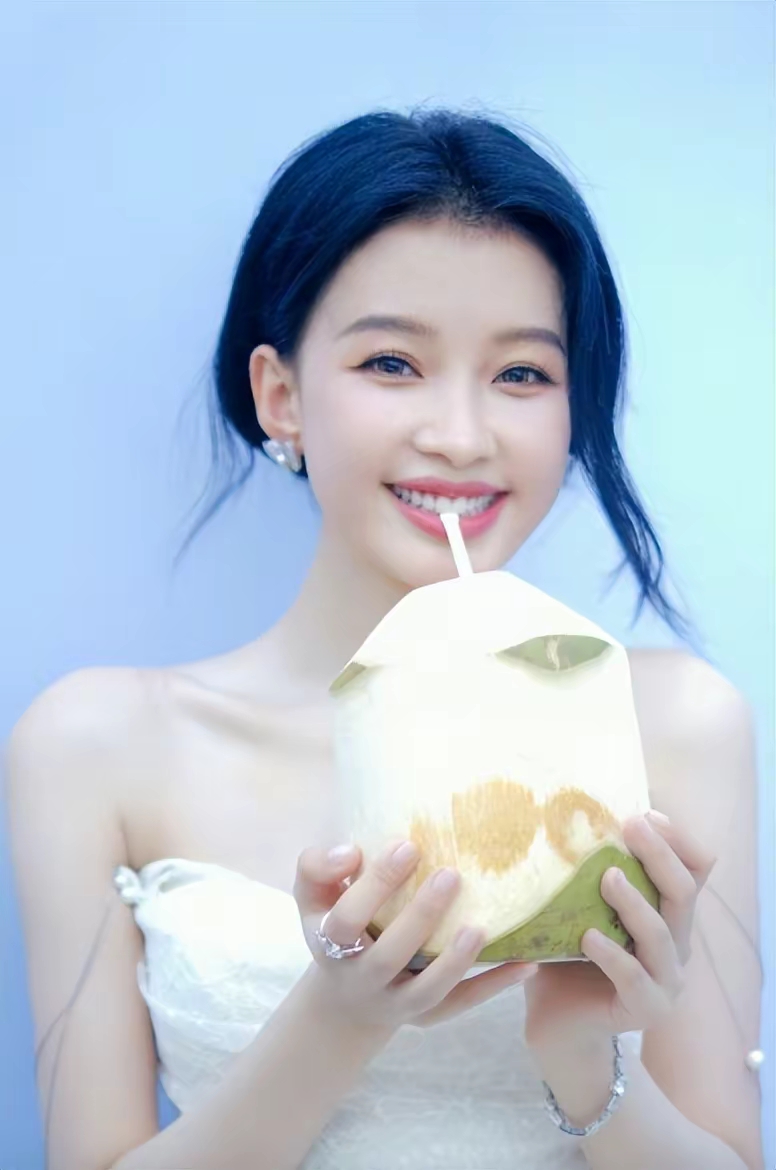 孙怡抹胸小白裙写真插图1