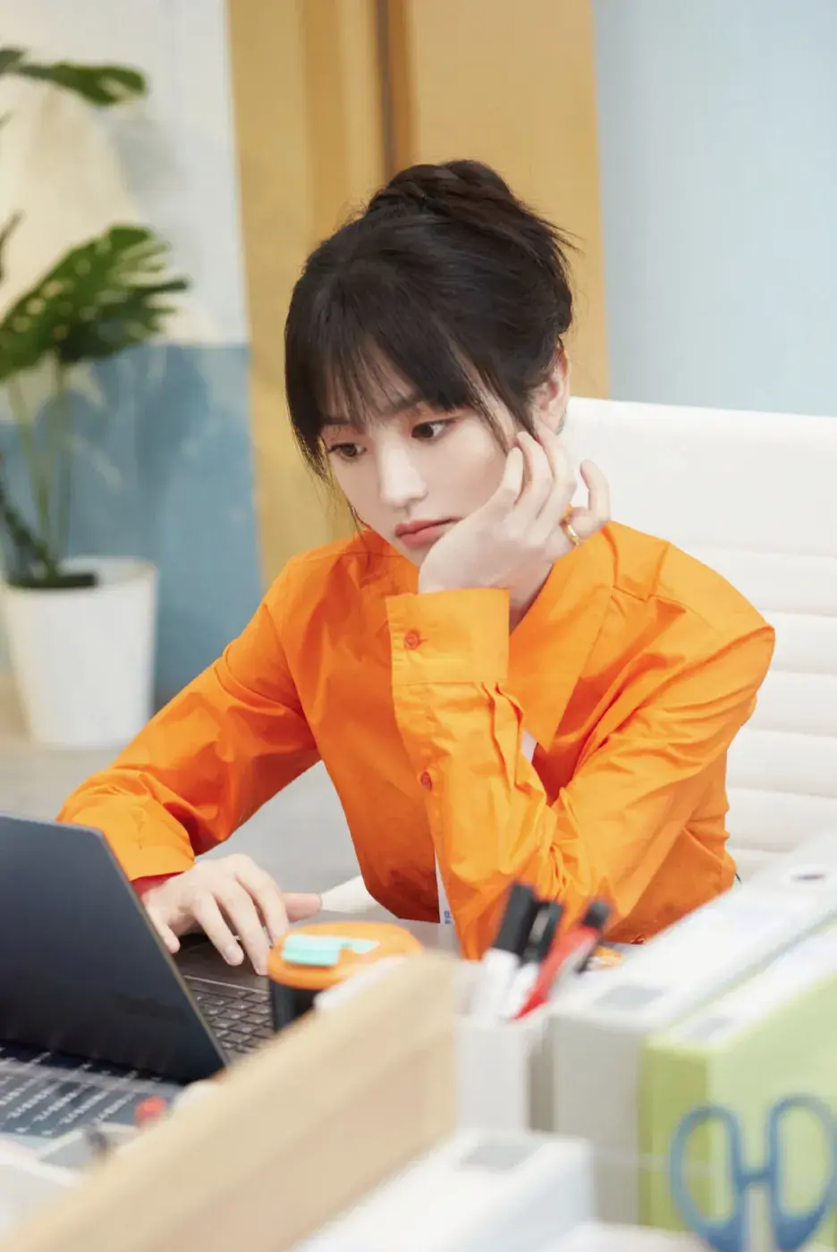 田曦薇桔色衬衣写真插图3
