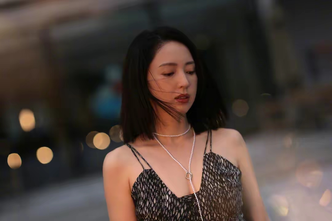 董璇身印花蚕丝连衣裙写真插图2
