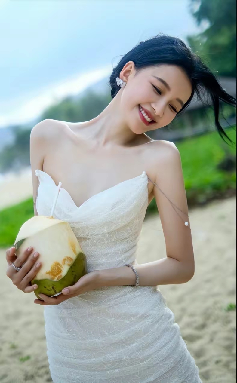 孙怡抹胸小白裙写真插图3