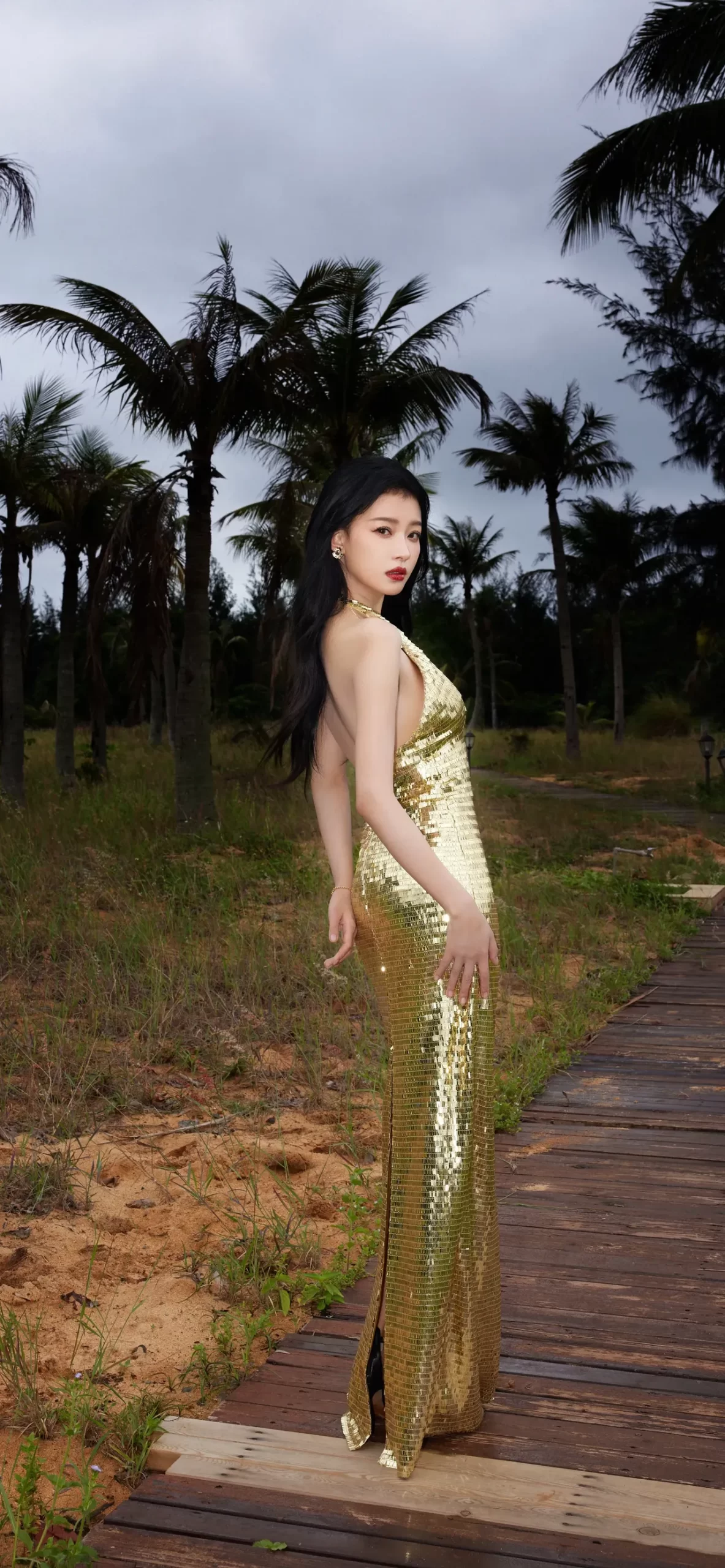 孙怡金色流光裙写真壁纸插图6