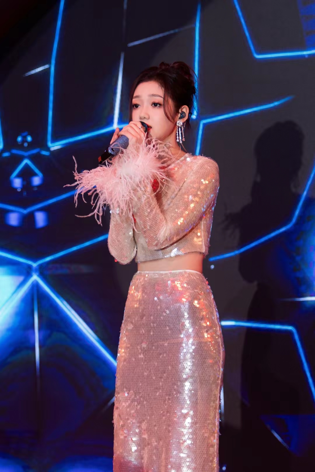 希林娜依高亮片圆领短上衣凸显曼妙身姿插图16
