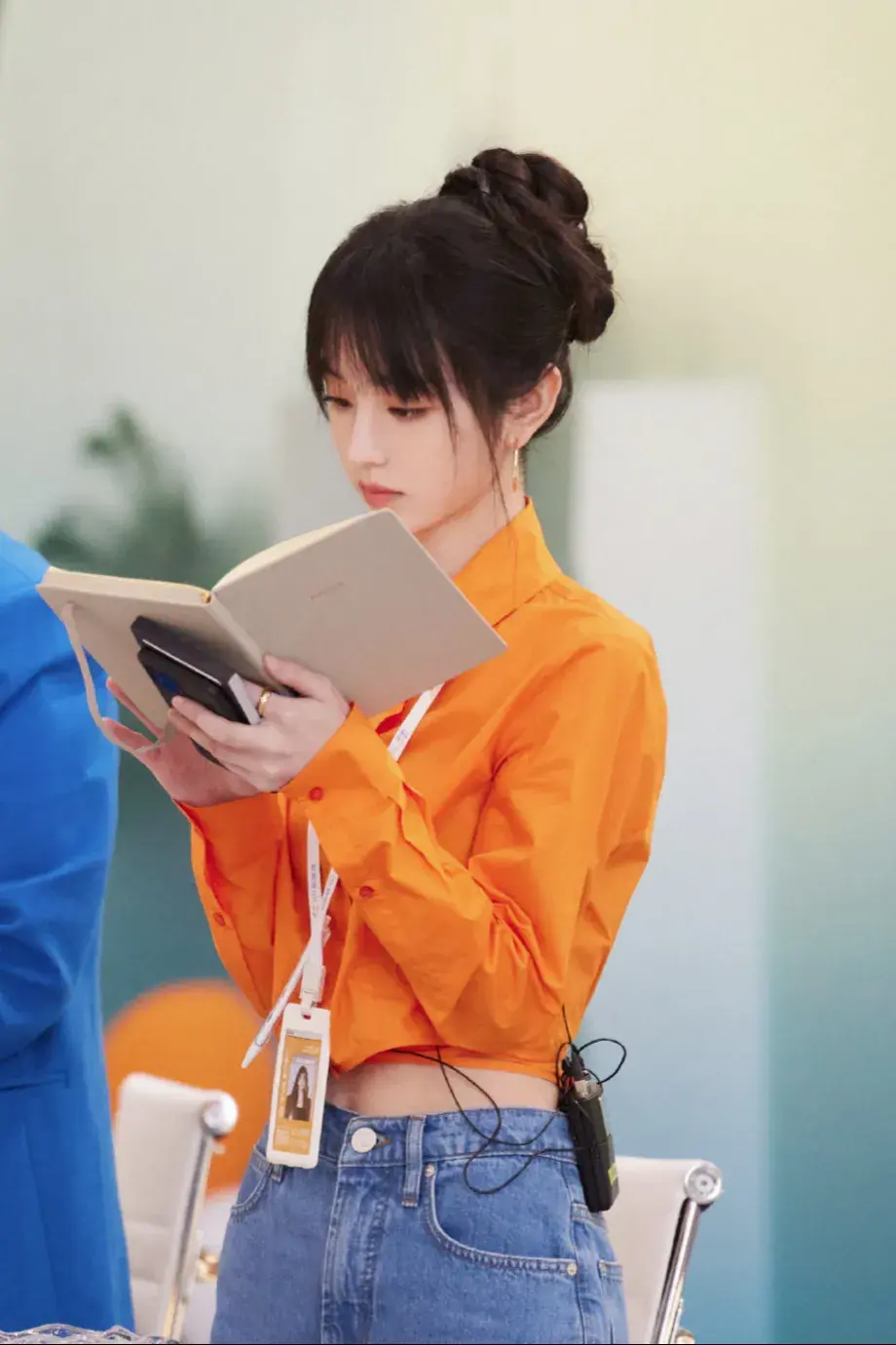 田曦薇桔色衬衣写真插图1