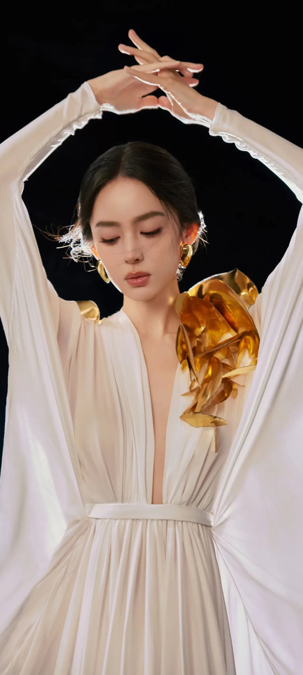 古力娜扎白色长裙写真壁纸插图1