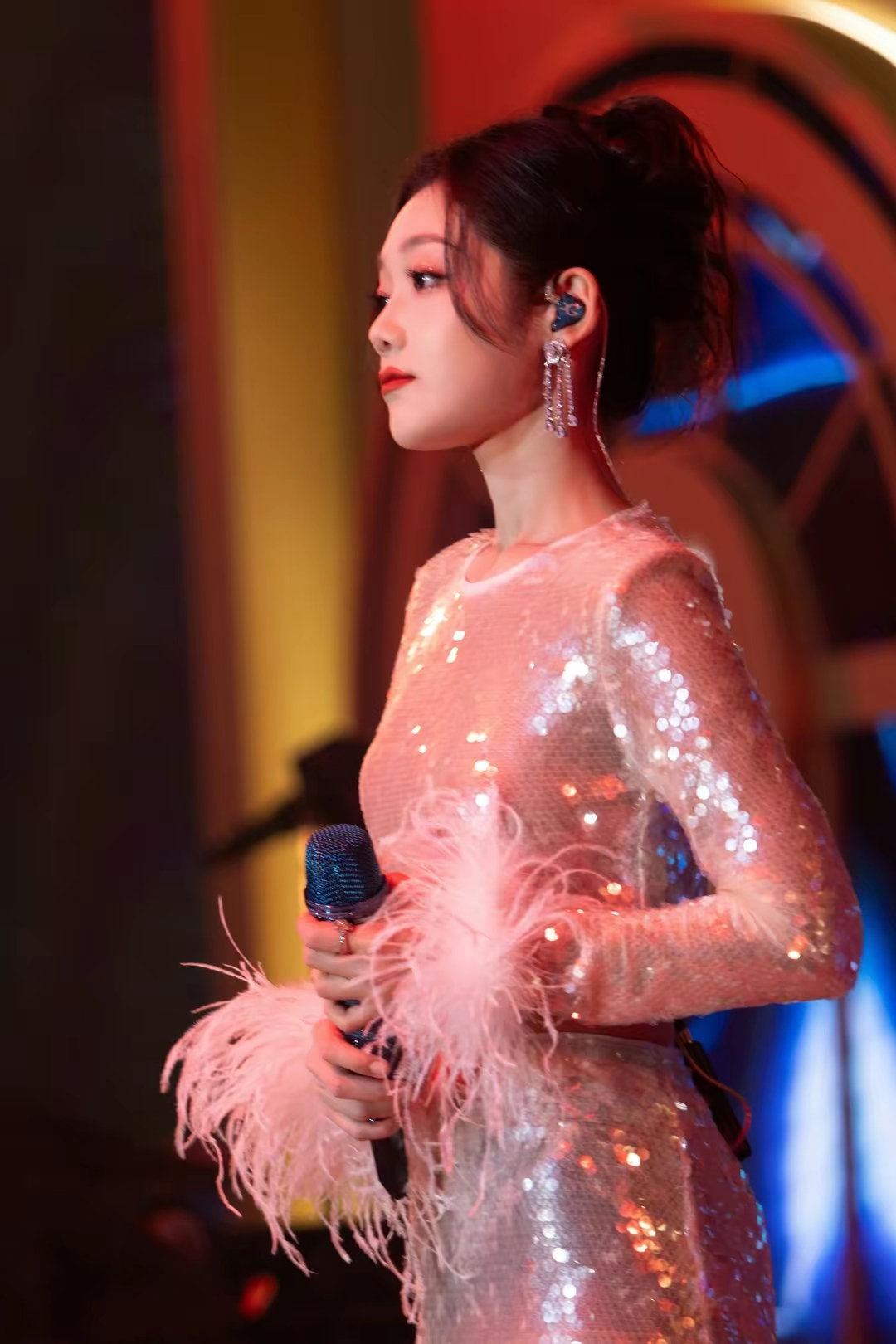 希林娜依高亮片圆领短上衣凸显曼妙身姿插图14