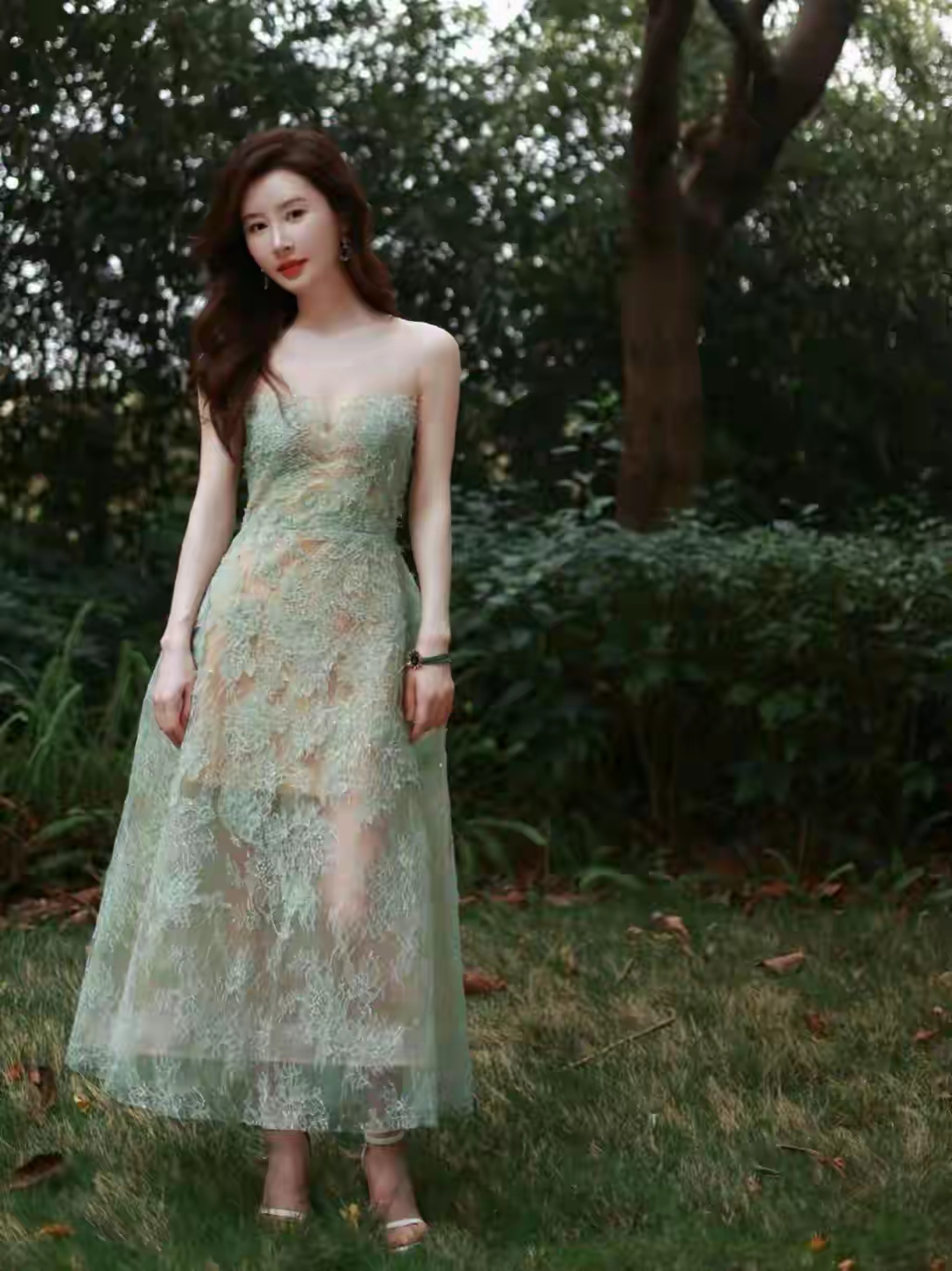 舒畅性感红唇配丰满身材写真插图1