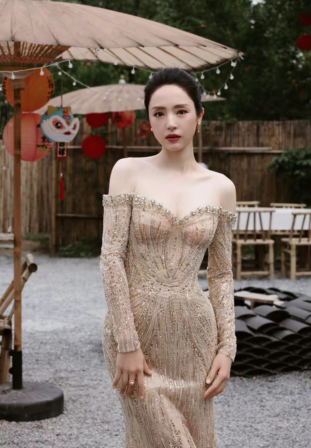 董璇金色亮片抹胸连衣裙写真插图6