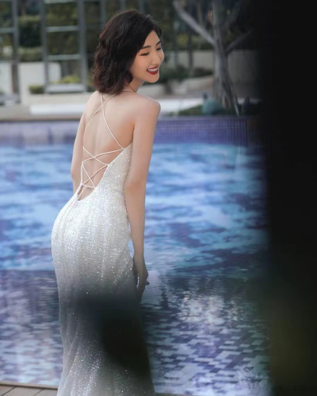 毛晓彤白色吊带裙写真插图4
