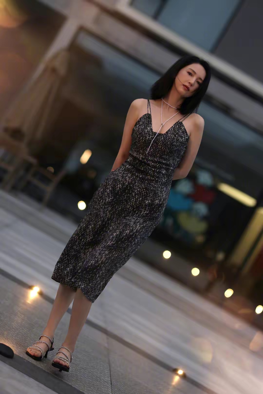 董璇身印花蚕丝连衣裙写真插图5