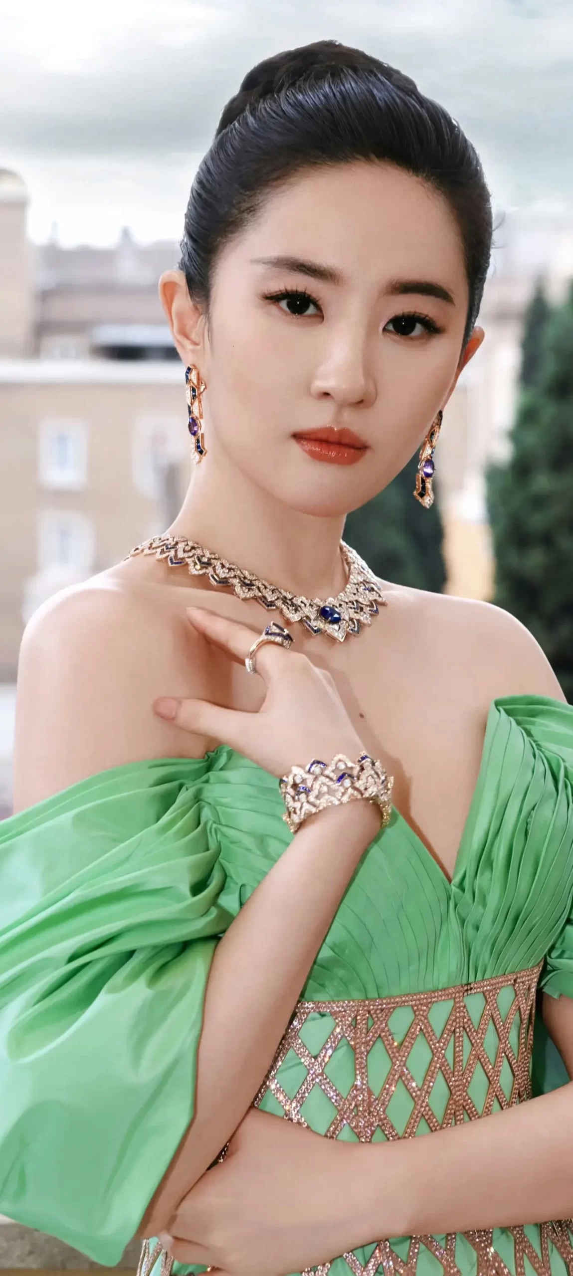 刘亦菲成熟优雅写真壁纸插图1