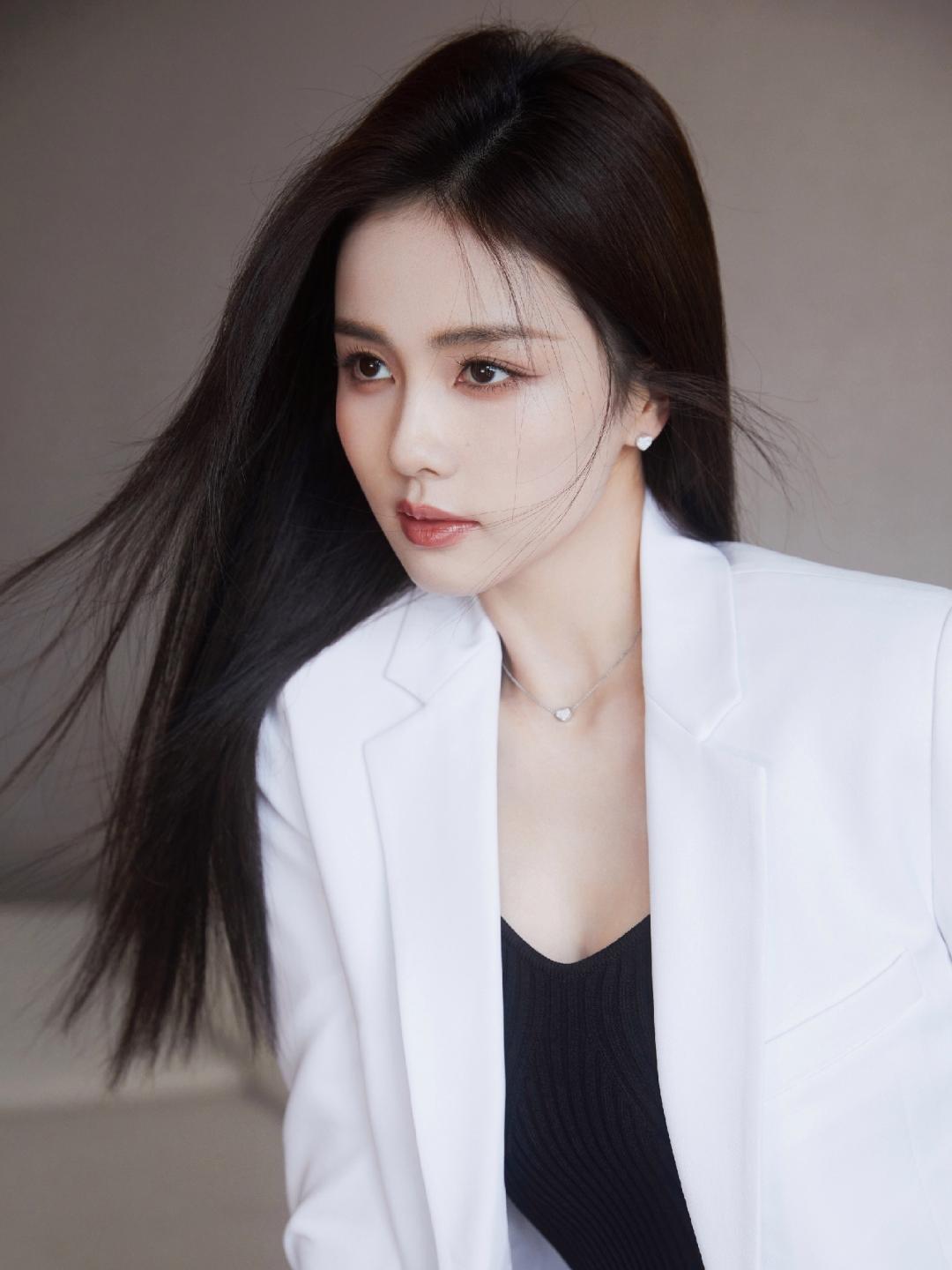 白鹿西装造型写真插图