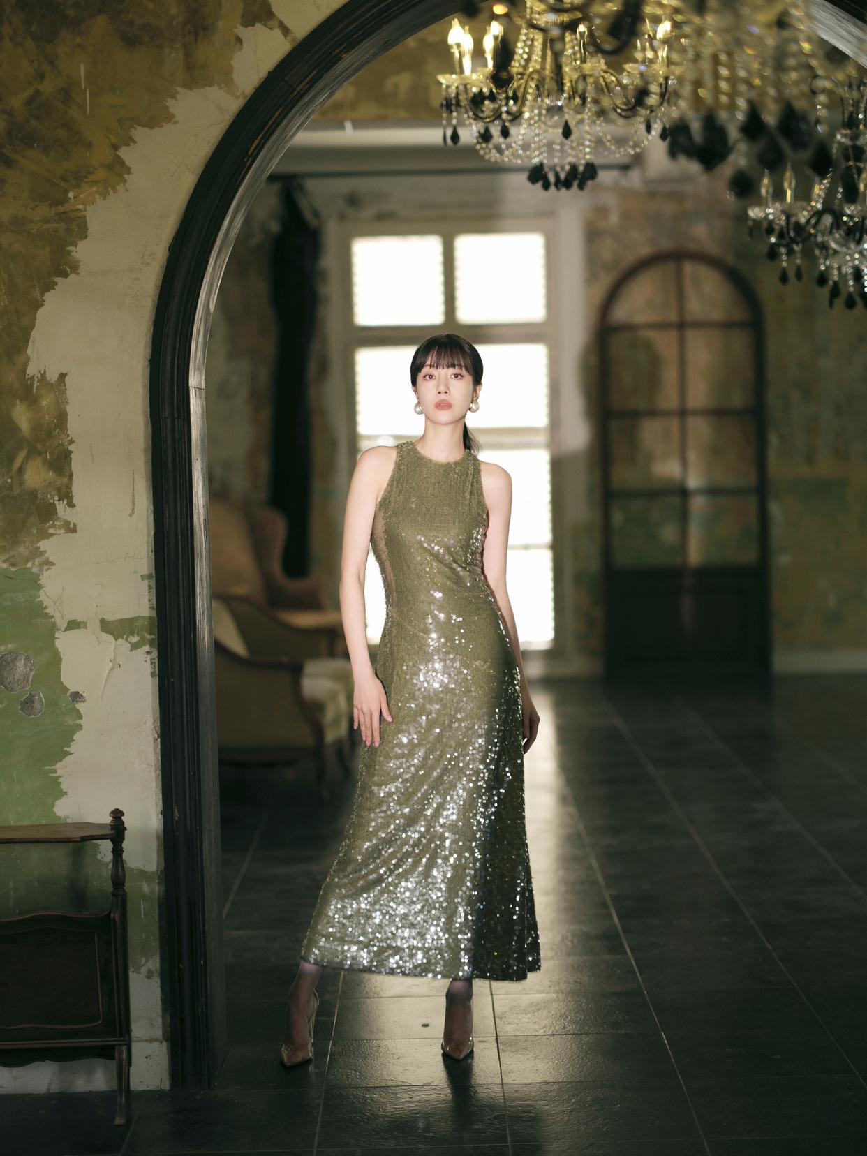 李溪芮一袭墨绿亮片长裙写真插图2