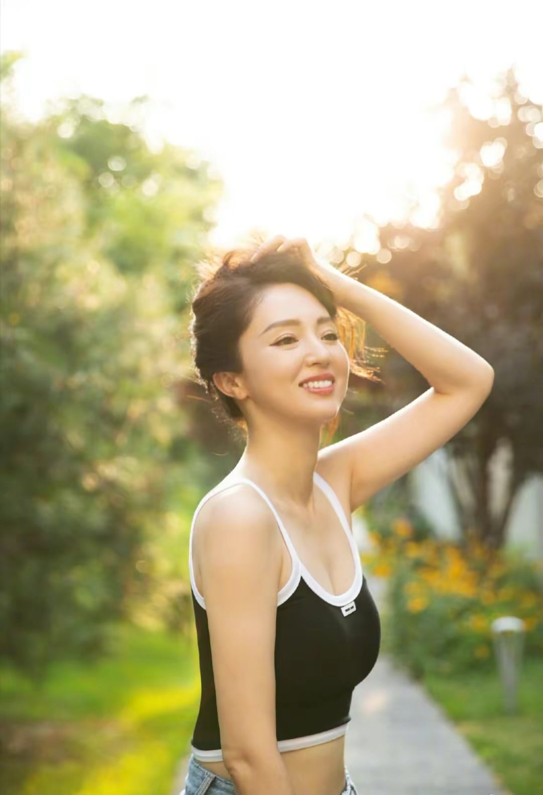 笑得很甜的董璇写真插图1