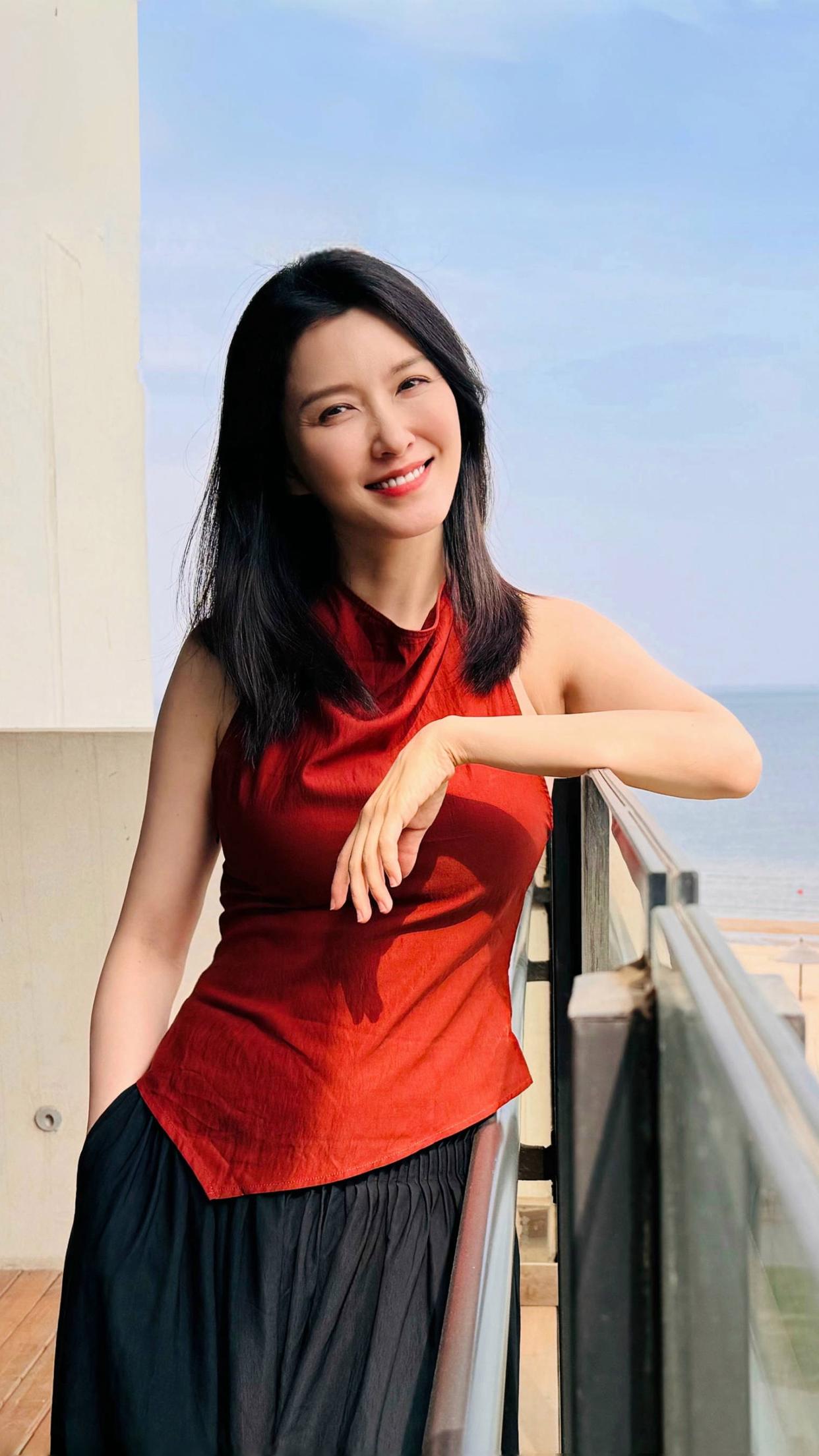 徐洁儿海边写真插图1