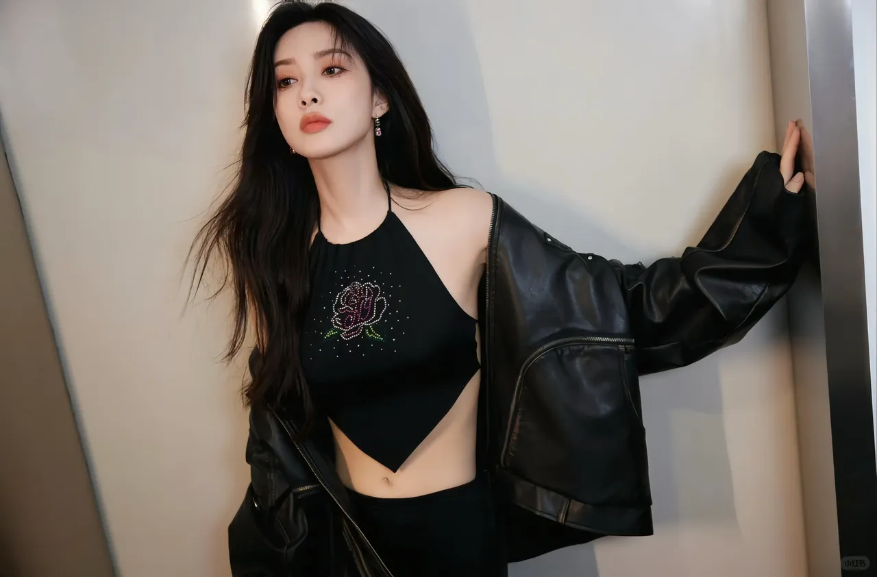 孟子义黑色肚兜写真壁纸插图8