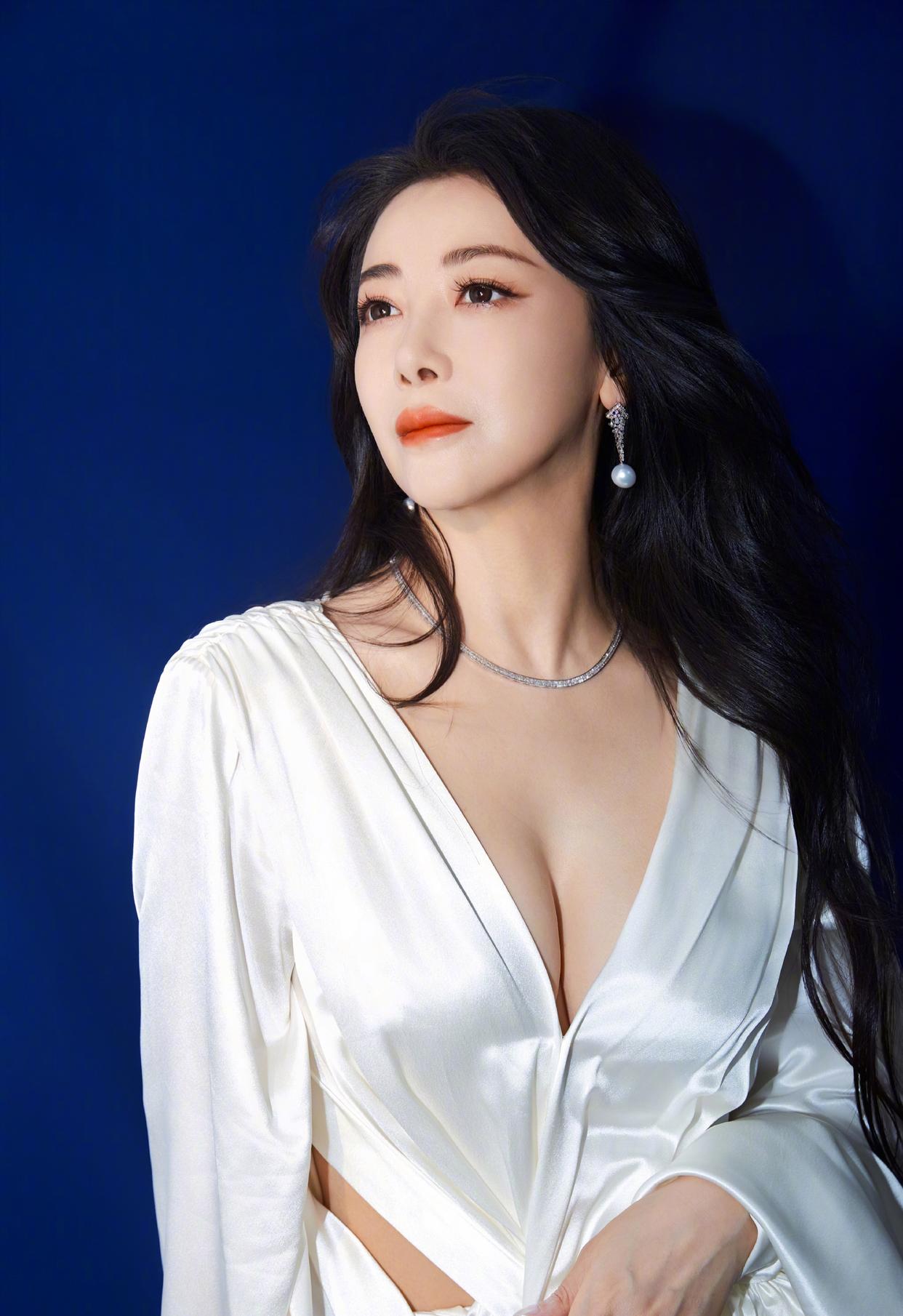 陈紫函纯白深V长裙写真插图2