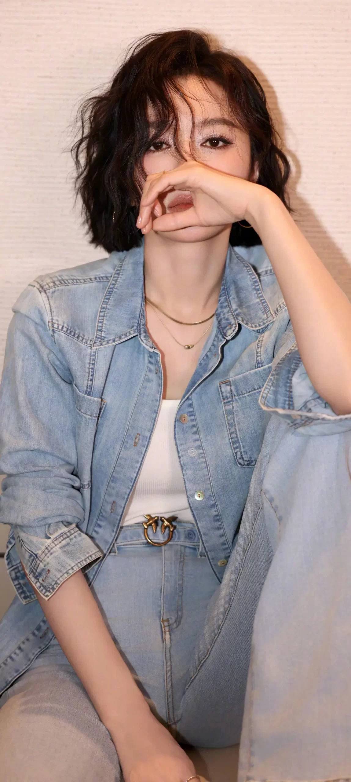 穿牛仔衣的秦岚酷酷写真壁纸插图2