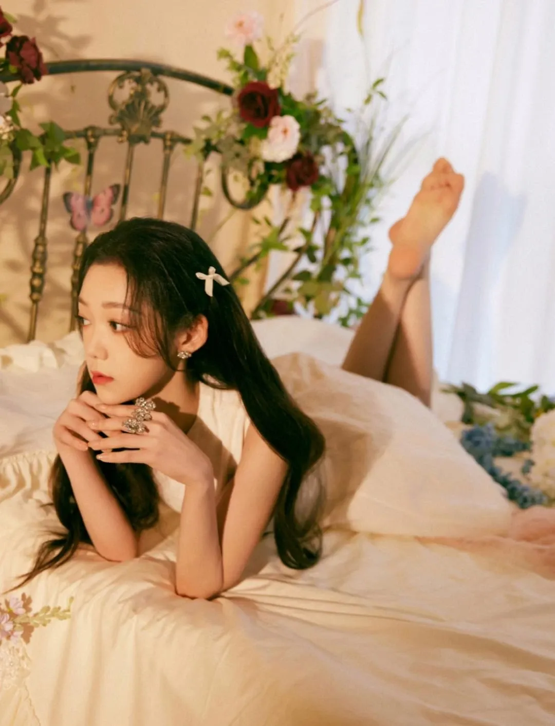 希林娜依高白色连衣裙写真插图5