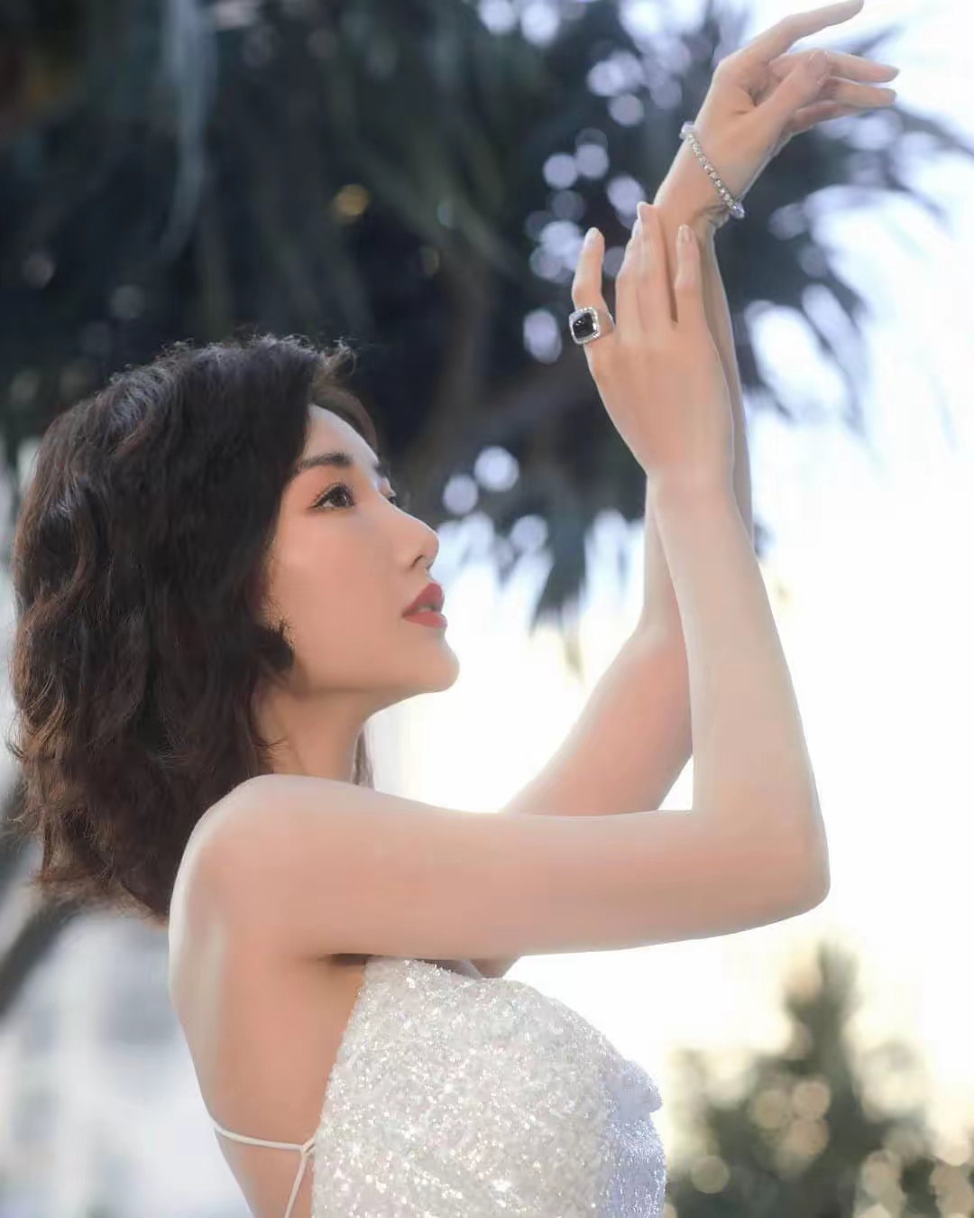 毛晓彤白色吊带裙写真插图8