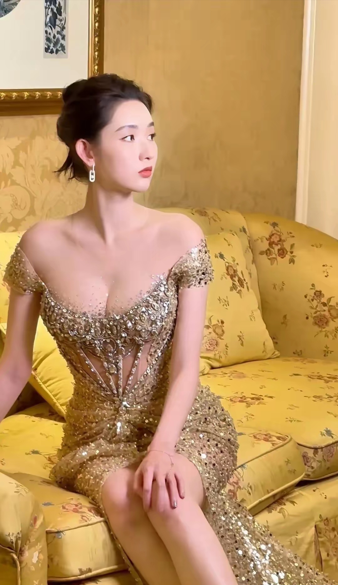 王玉雯金色长裙写真插图1