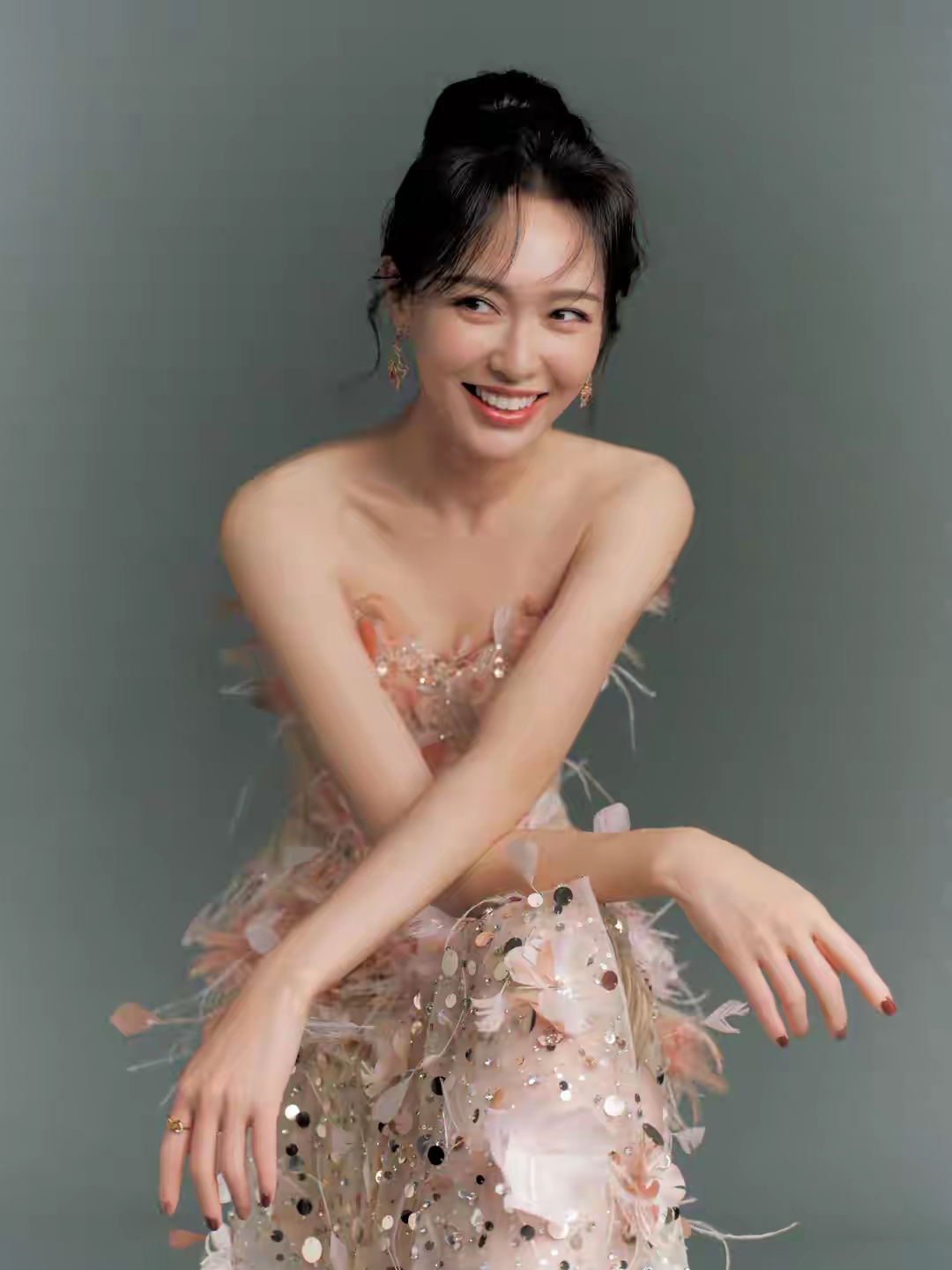 唐嫣抹胸羽毛花朵裙写真插图1