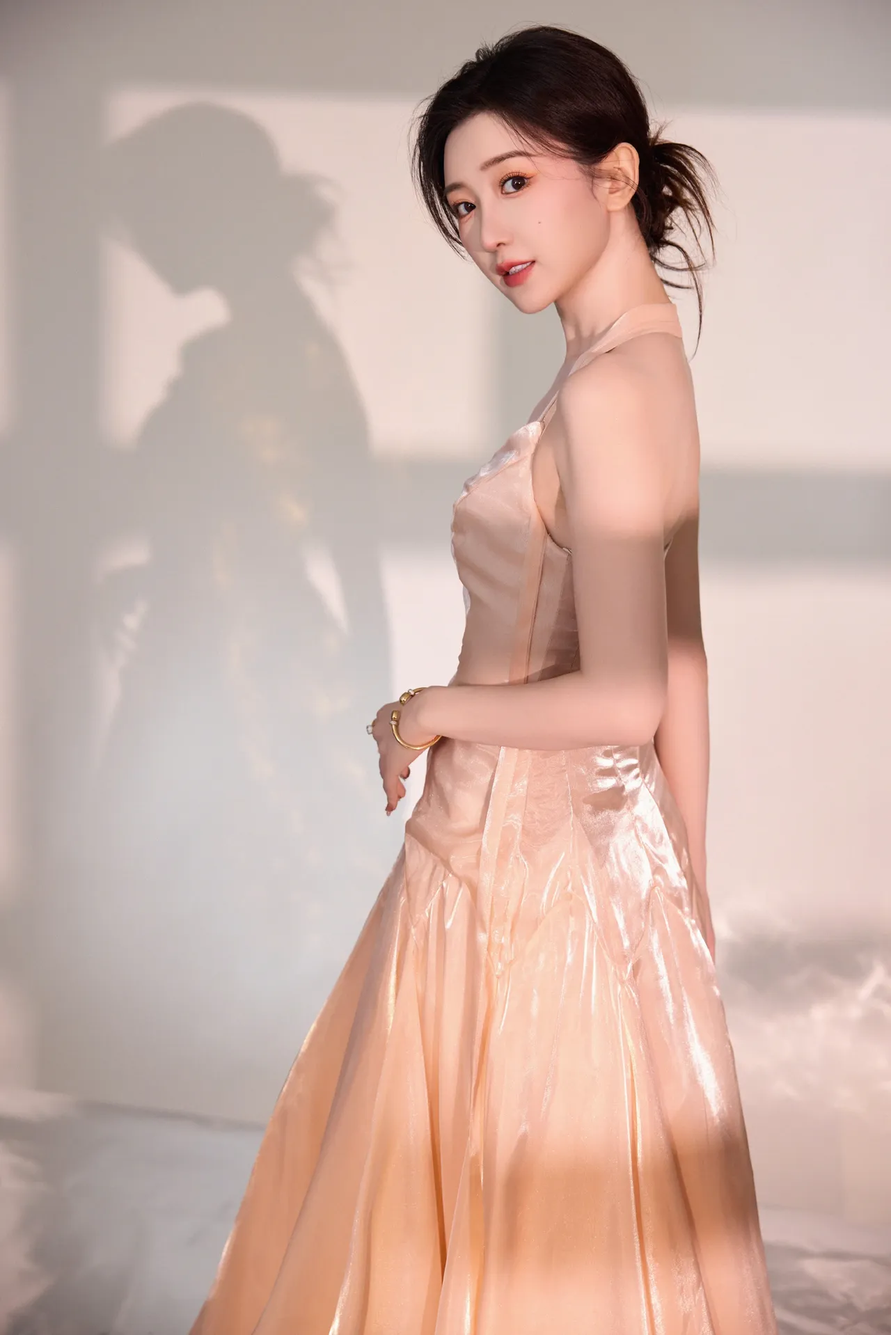 毛晓彤挂脖长裙写真插图6