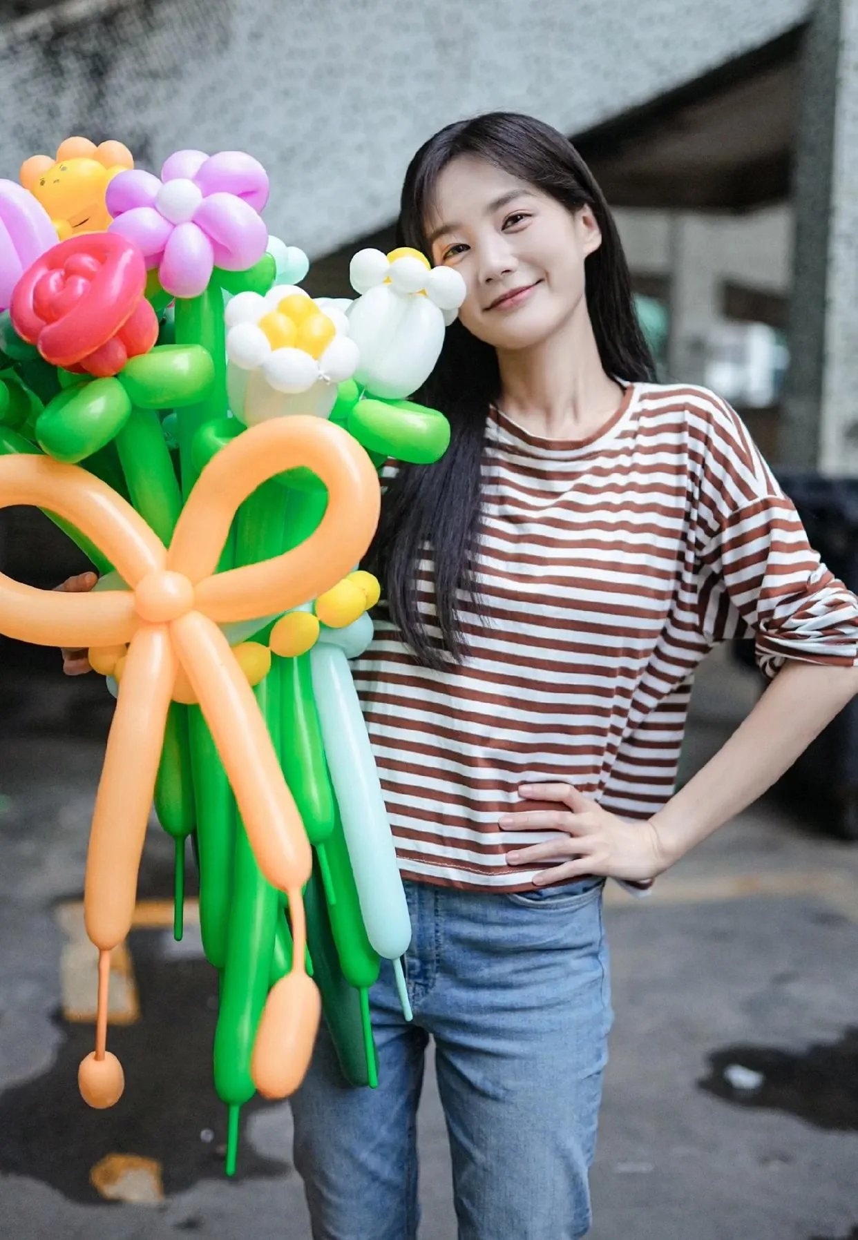 李一桐条纹上衣写真插图3