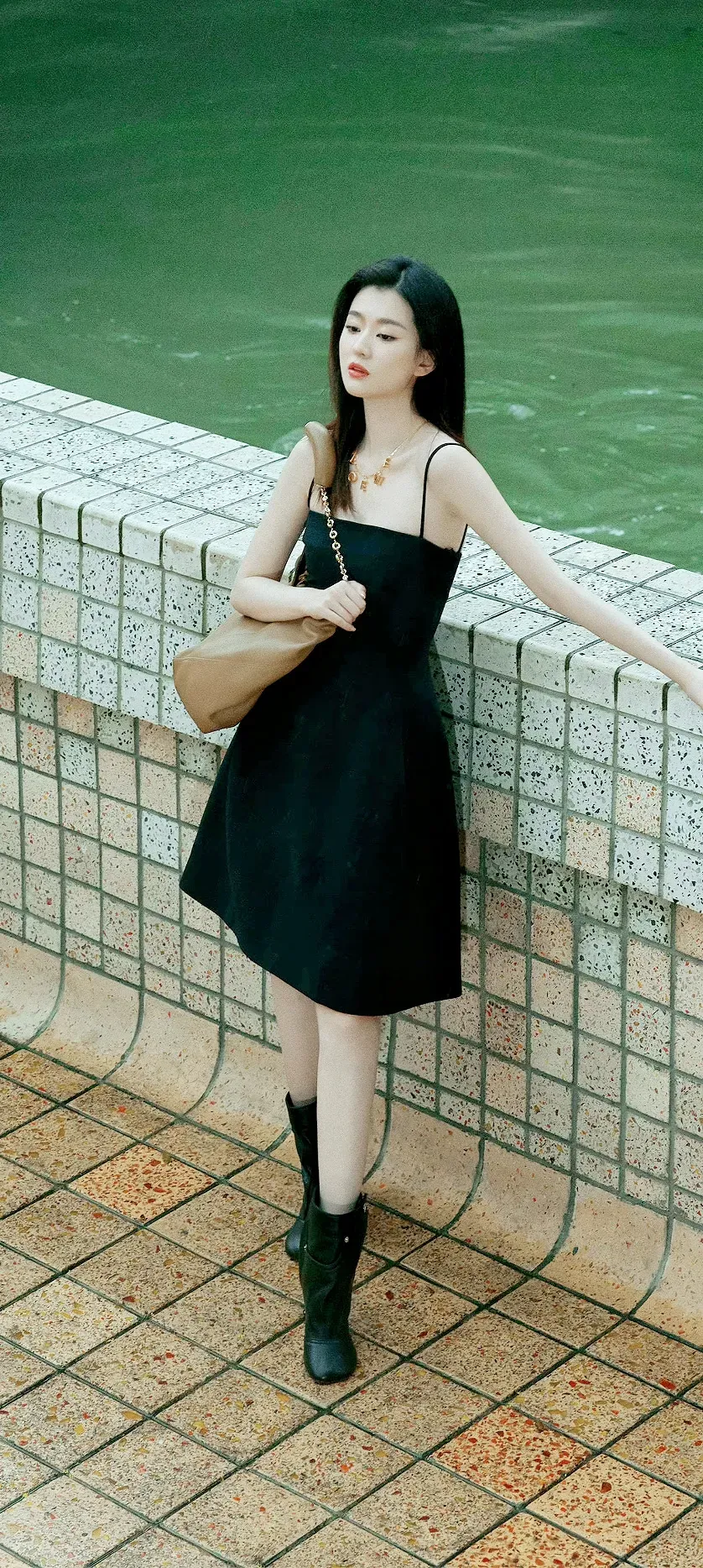 乔欣黑色吊带写真插图4