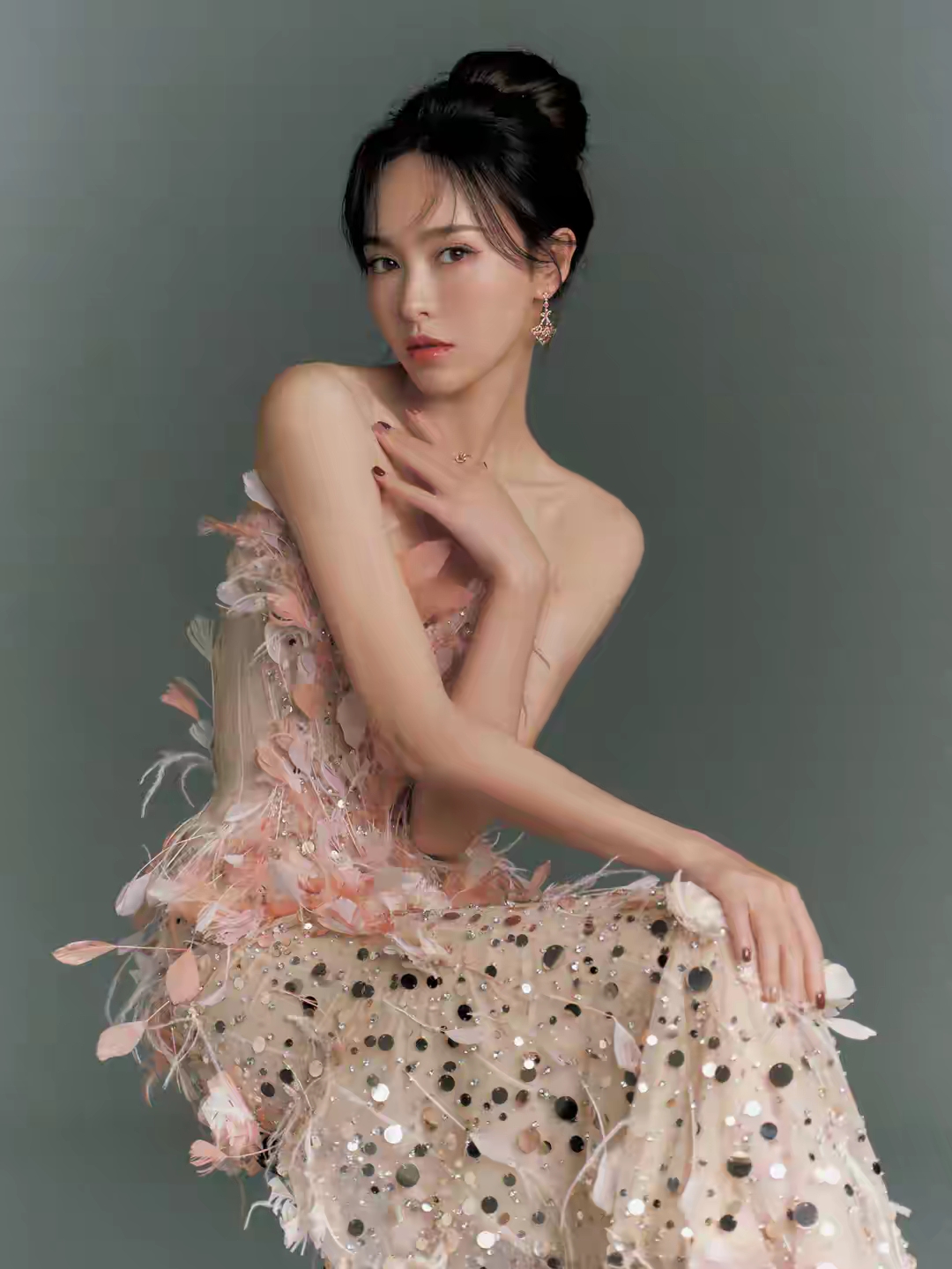 唐嫣抹胸羽毛花朵裙写真插图4