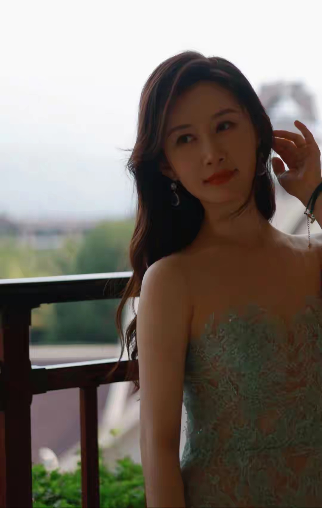 舒畅性感红唇配丰满身材写真插图3