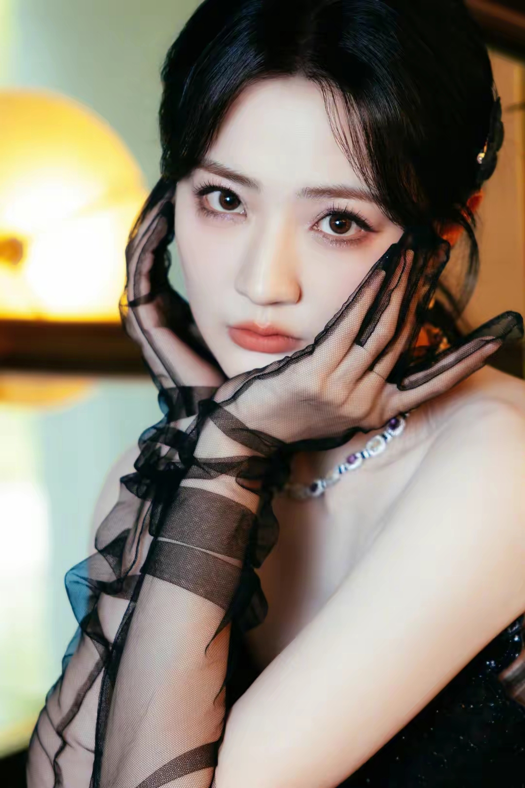 徐璐一袭黑色蝴蝶抹胸流苏裙写真插图2