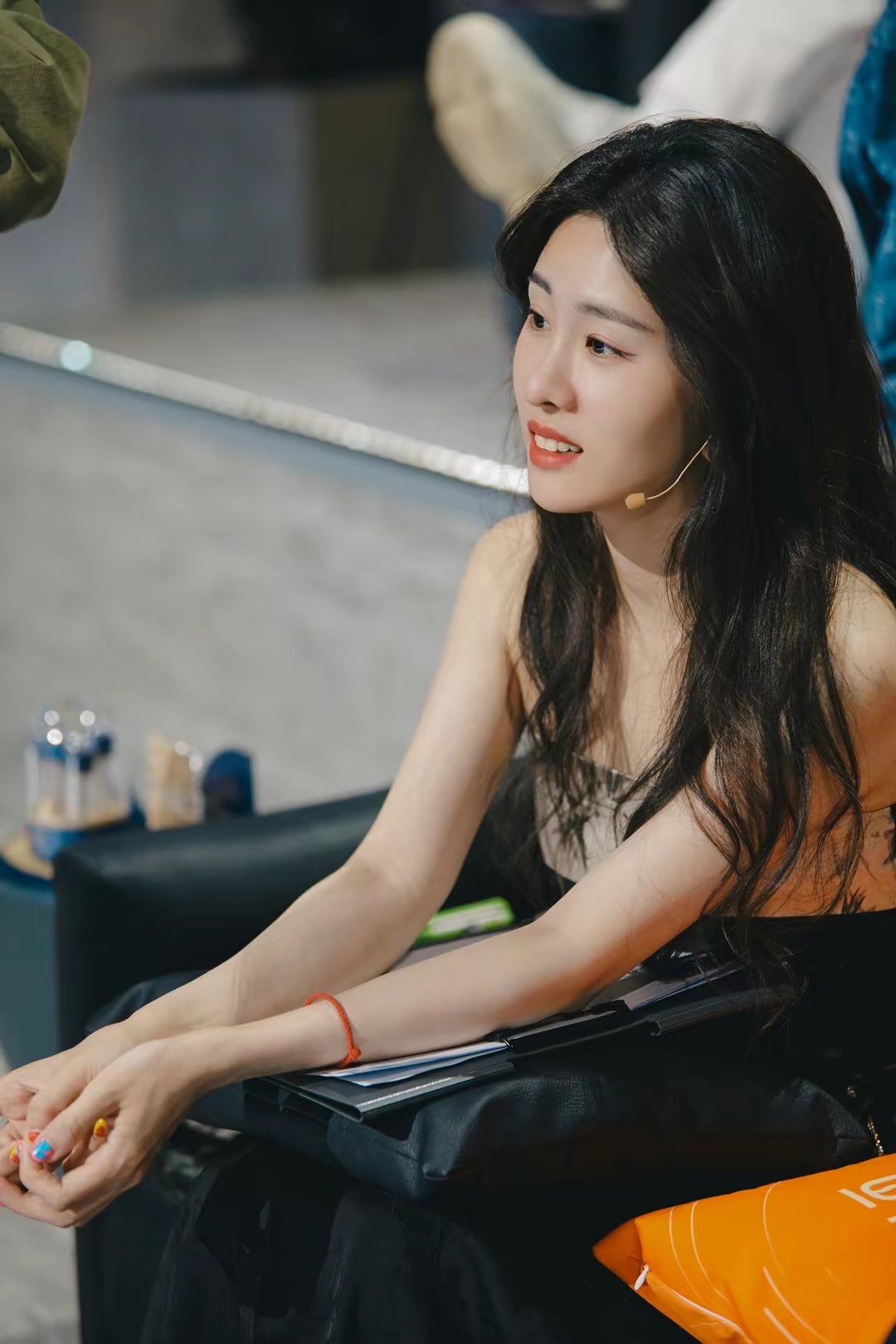 张碧晨黑色刺绣丝绒蕾丝吊带写真插图22