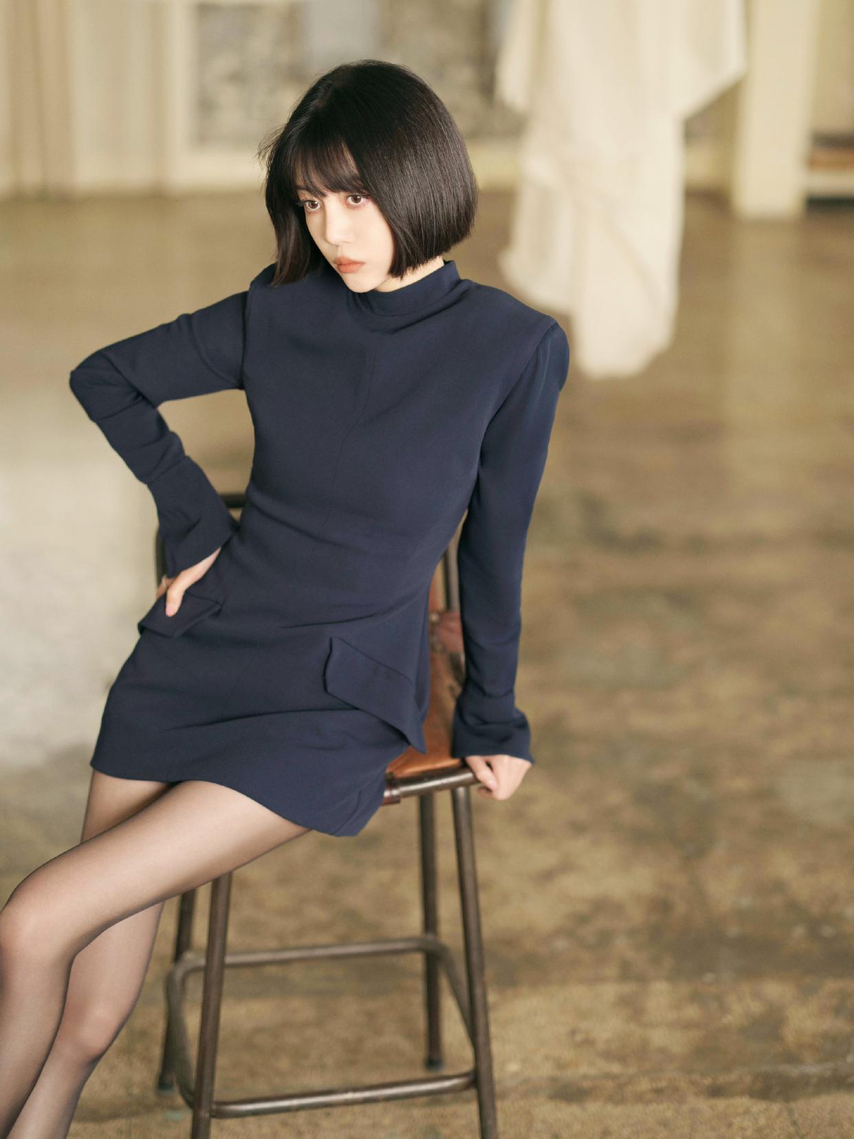 李溪芮一袭紧身黑裙写真插图7