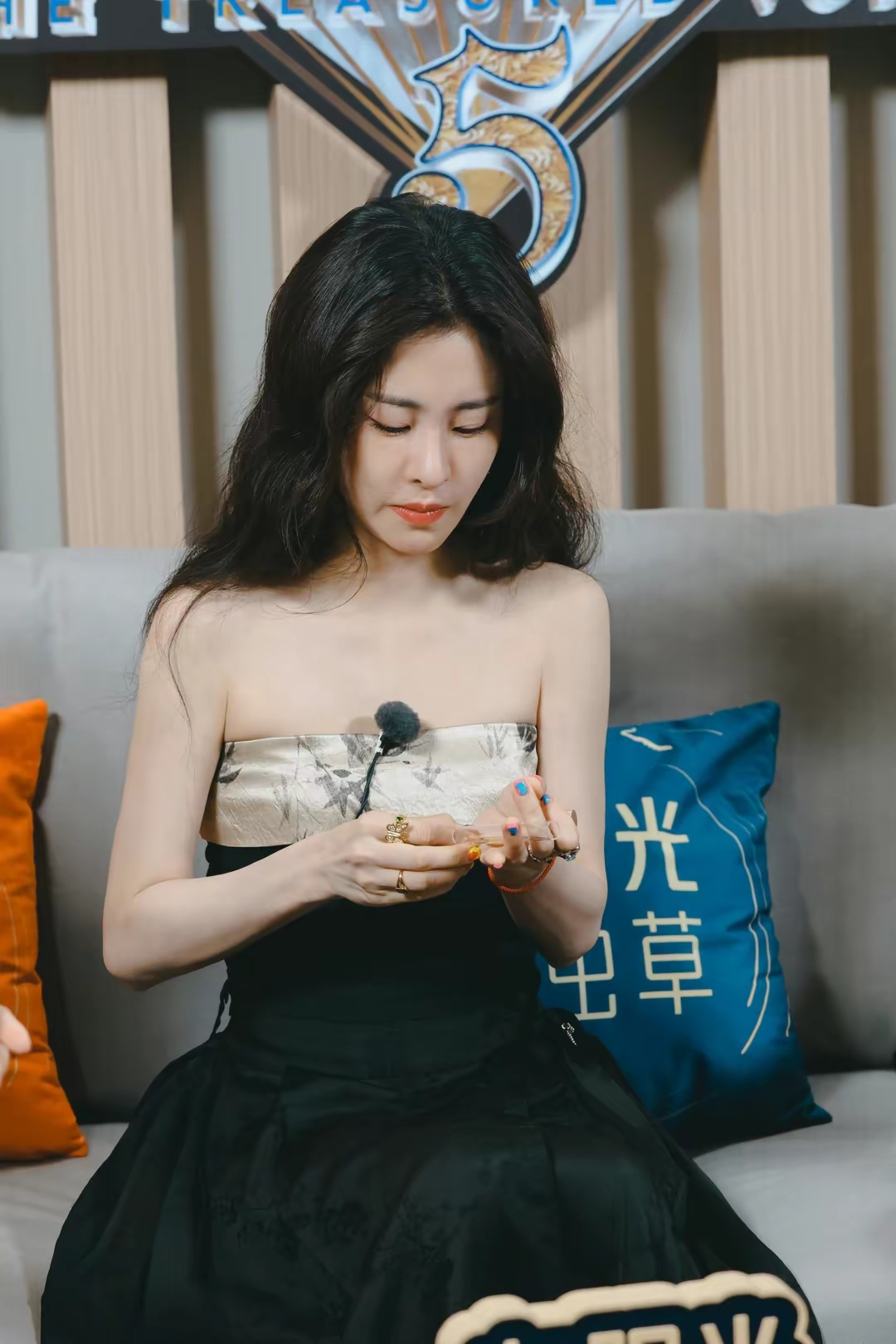 张碧晨黑色刺绣丝绒蕾丝吊带写真插图23