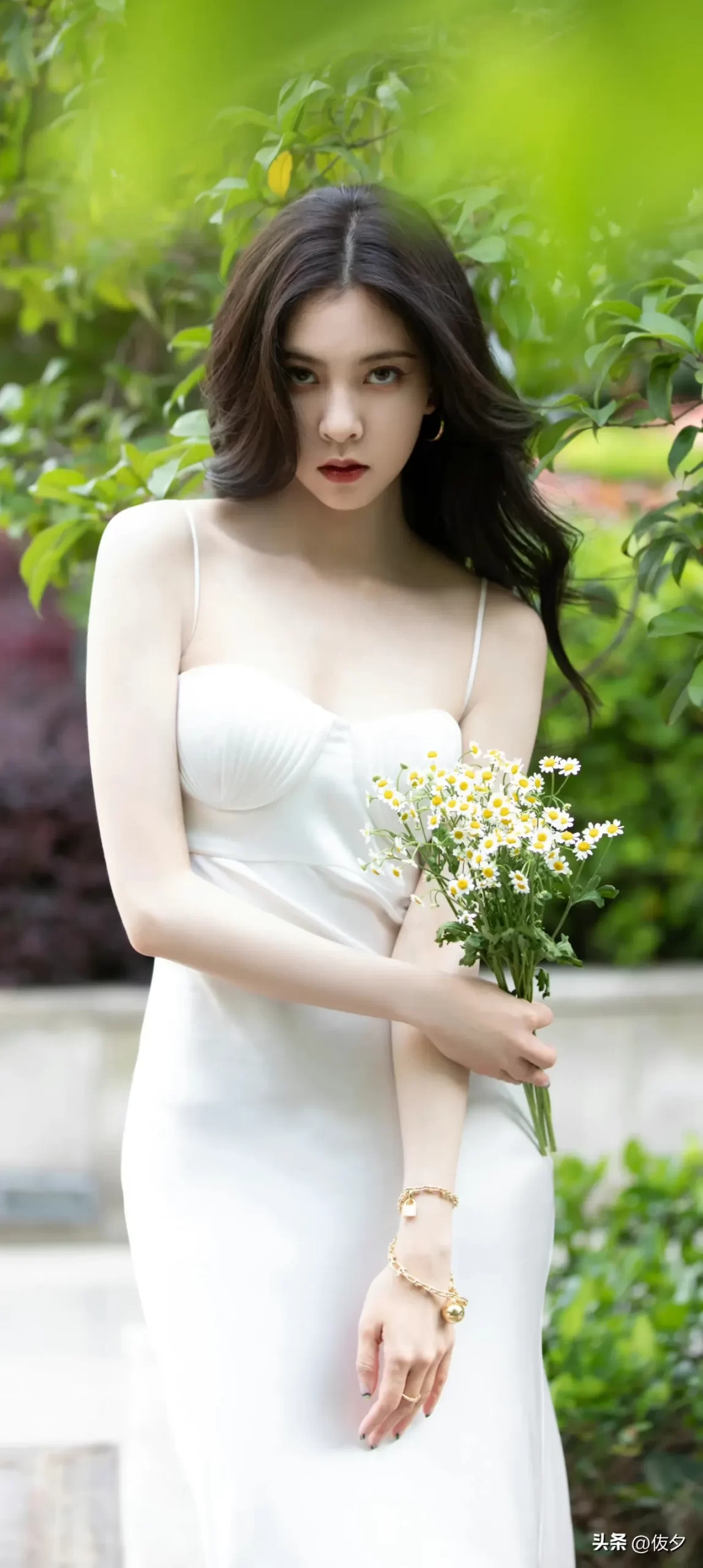 宋妍霏白色吊带裙写真壁纸插图2
