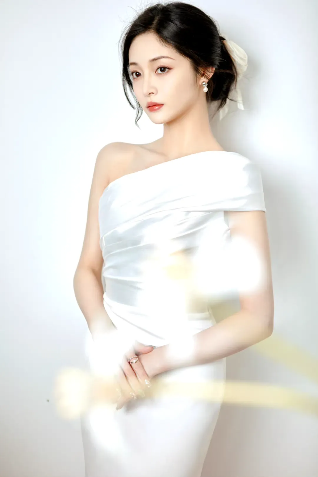 周洁琼白色露肩裙写真插图9