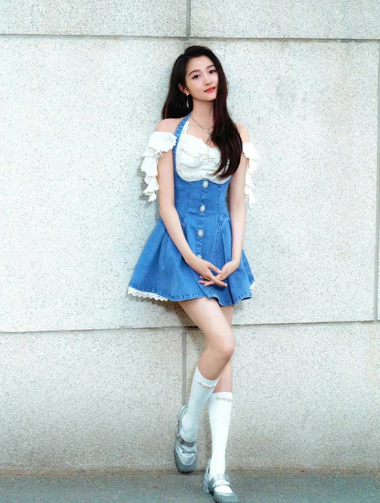 关晓彤牛仔连衣裙写真插图1