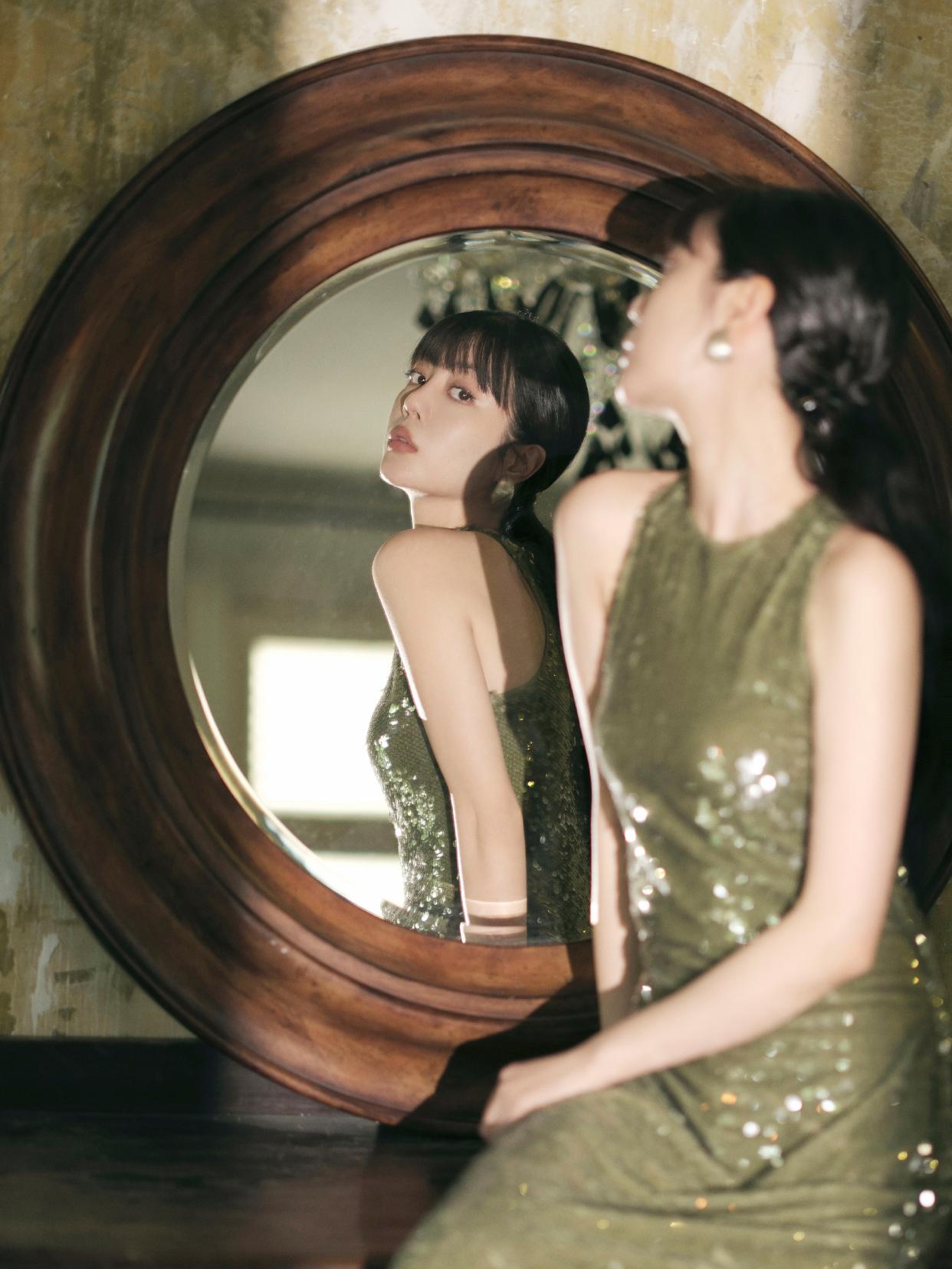 李溪芮一袭墨绿亮片长裙写真插图4