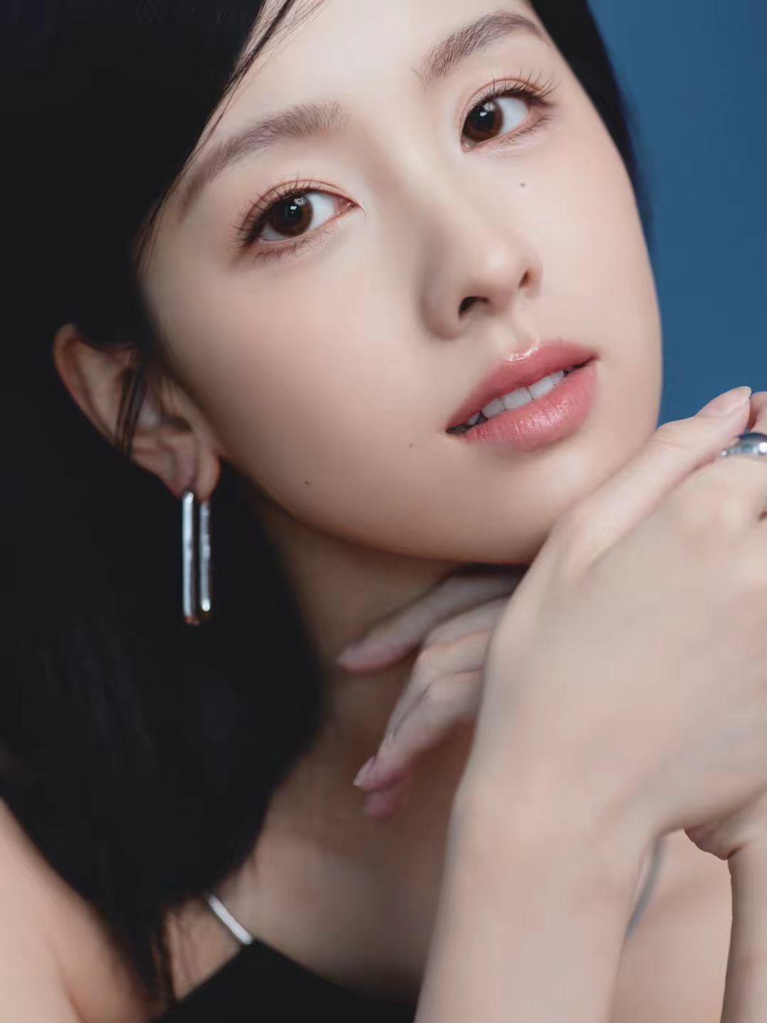 陈都灵黑色挂脖裙写真插图