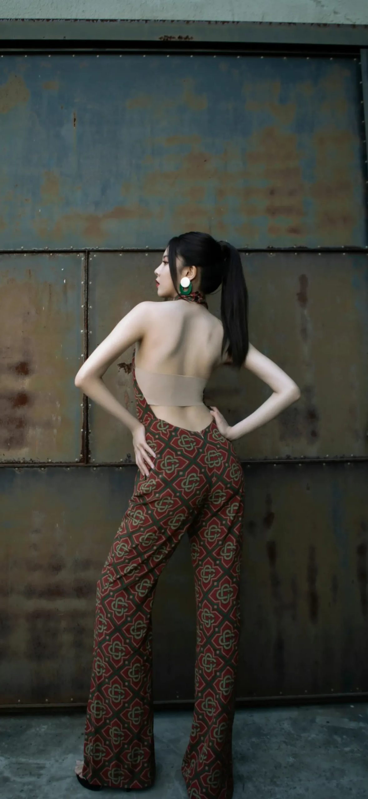 宋妍霏露背连体裤高清写真壁纸插图7