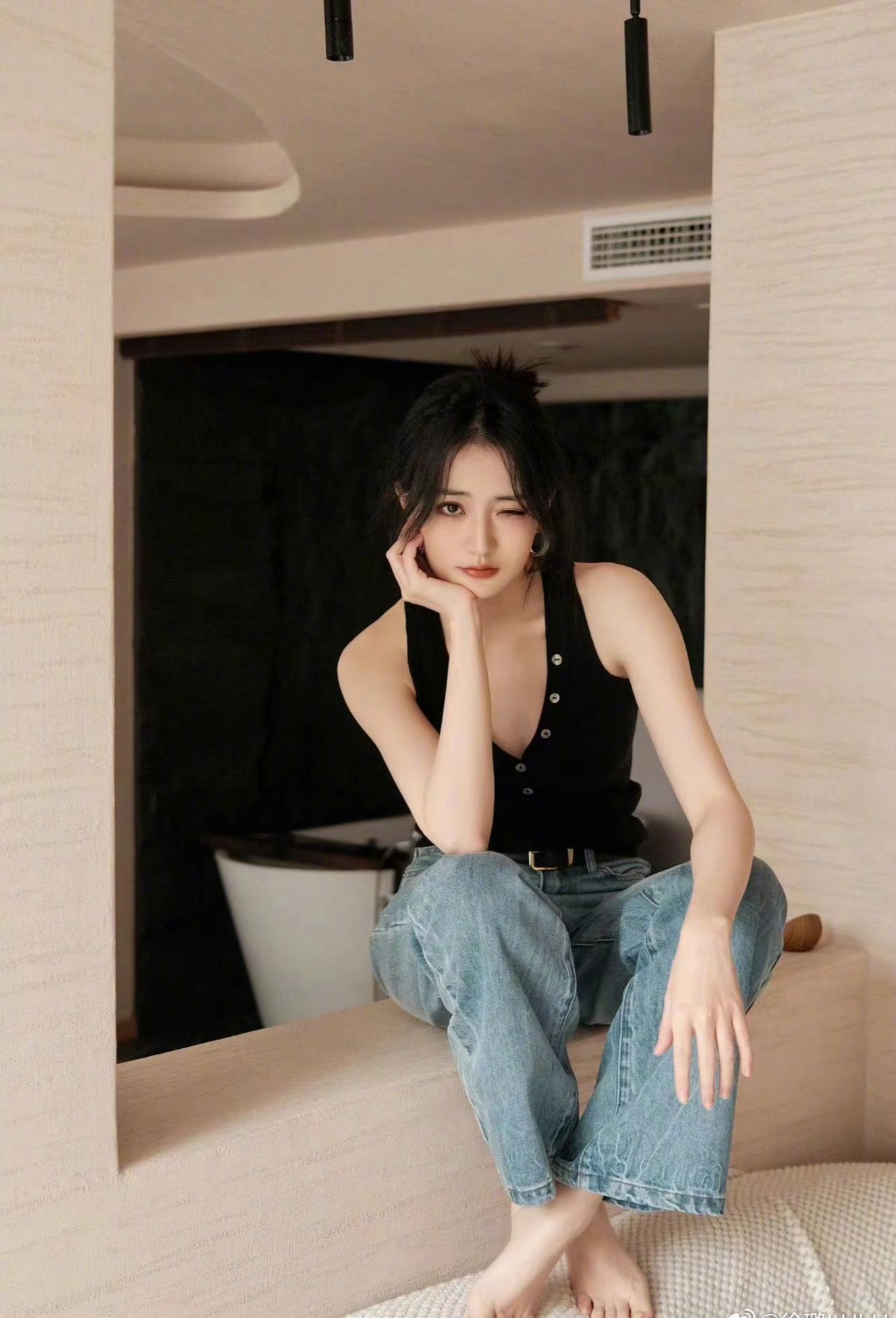 徐璐黑色背心牛仔裤写真插图