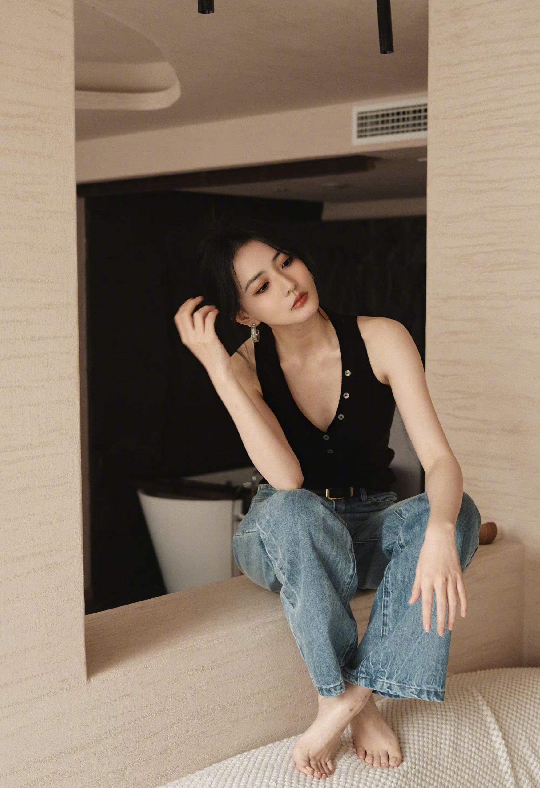 徐璐黑色背心牛仔裤写真插图1