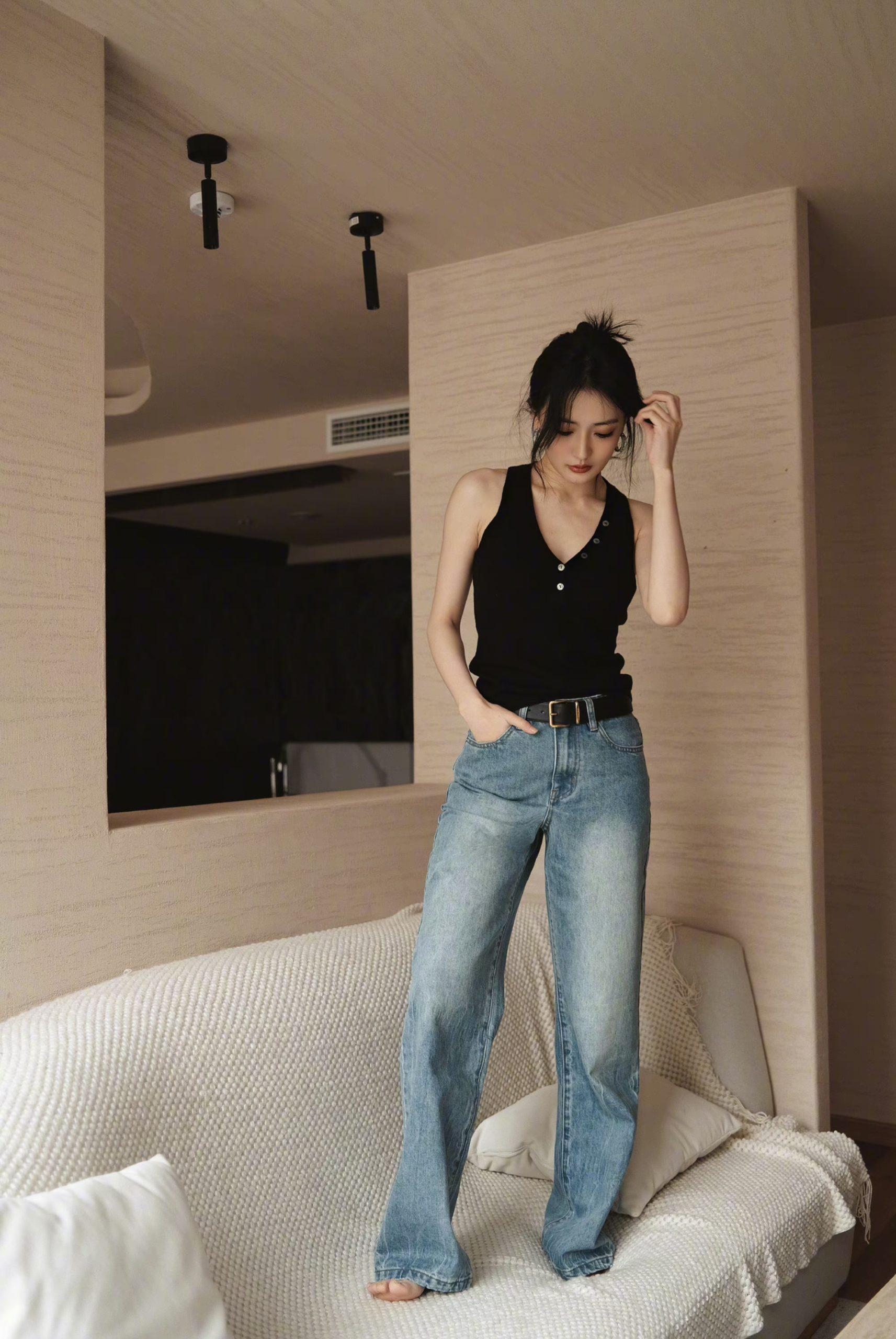 徐璐黑色背心牛仔裤写真插图3
