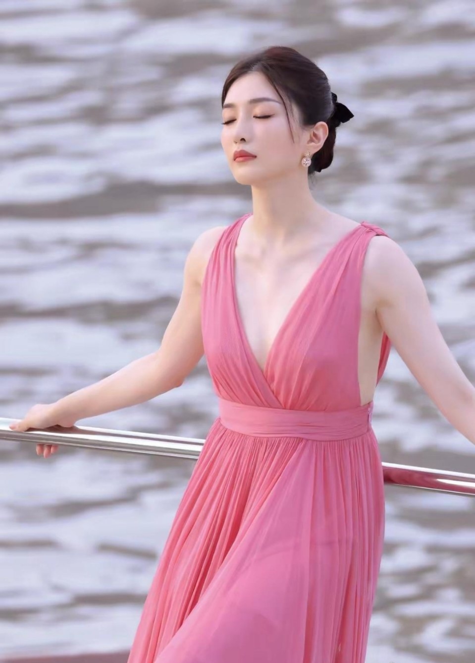 江疏影粉色长裙写真插图1
