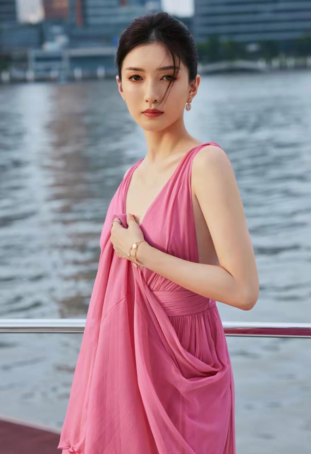 江疏影粉色长裙写真插图4