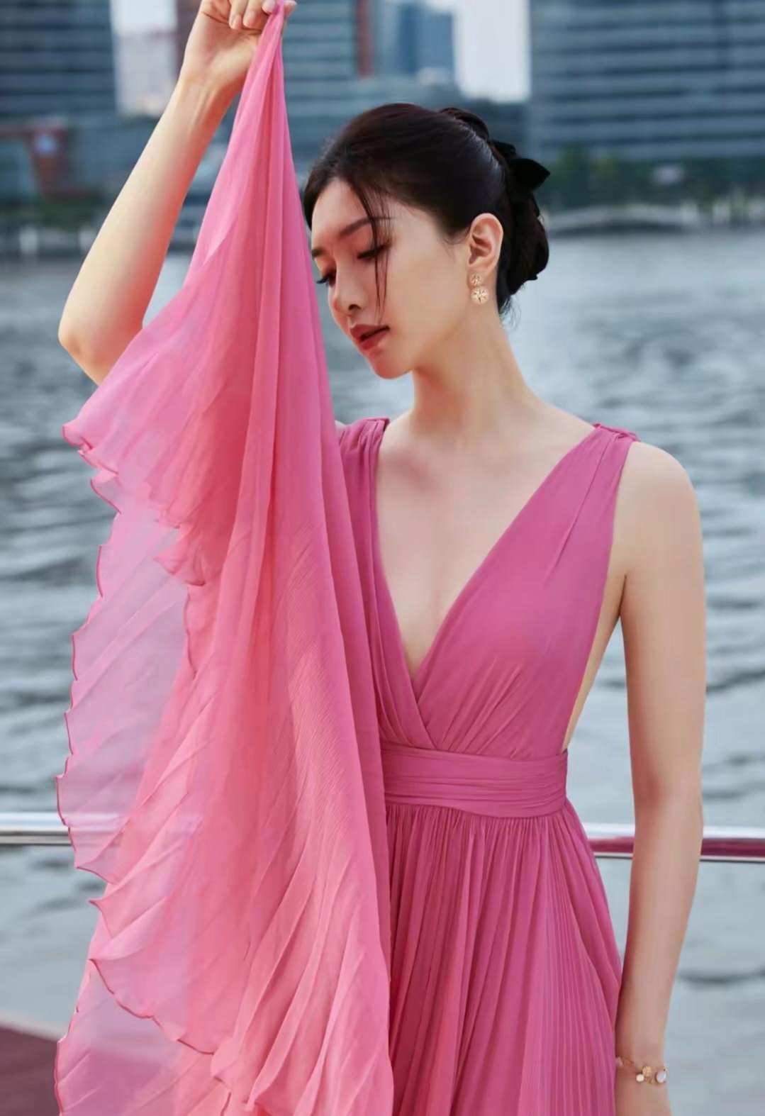 江疏影粉色长裙写真插图5