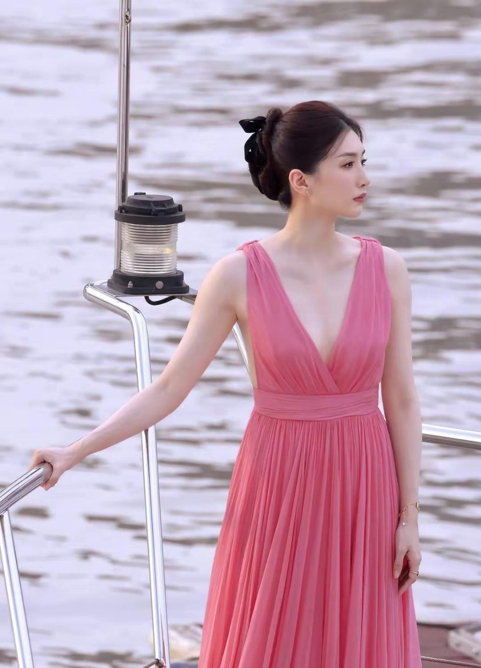 江疏影粉色长裙写真插图6