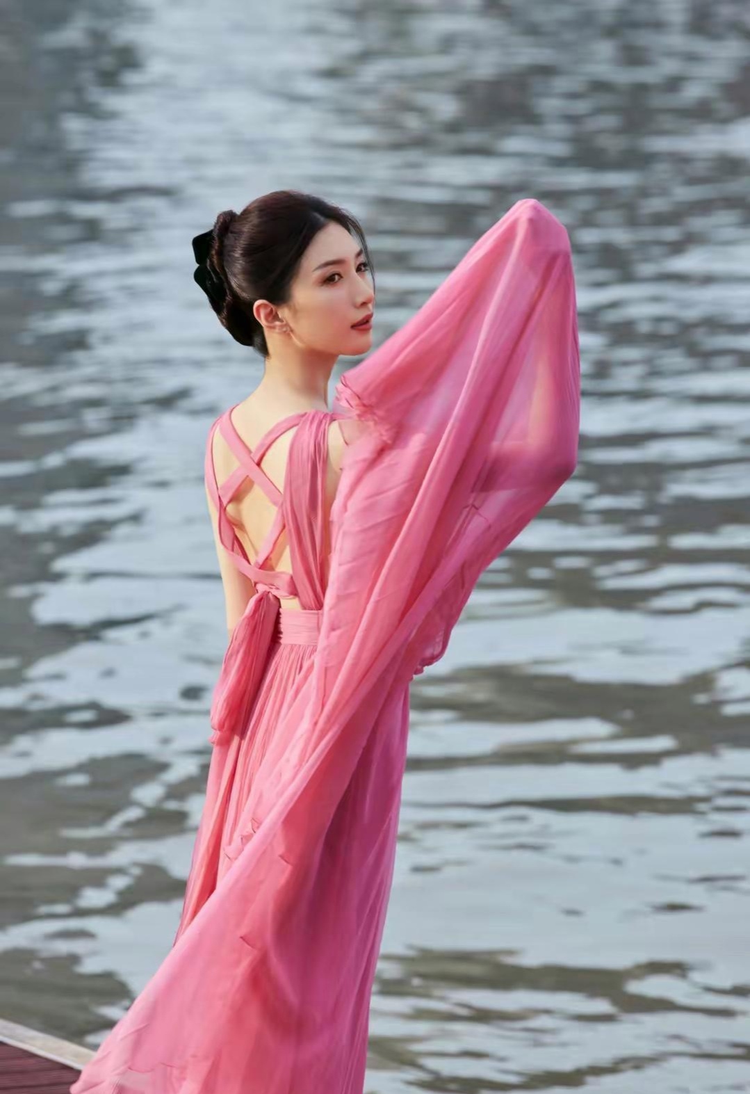 江疏影粉色长裙写真插图8